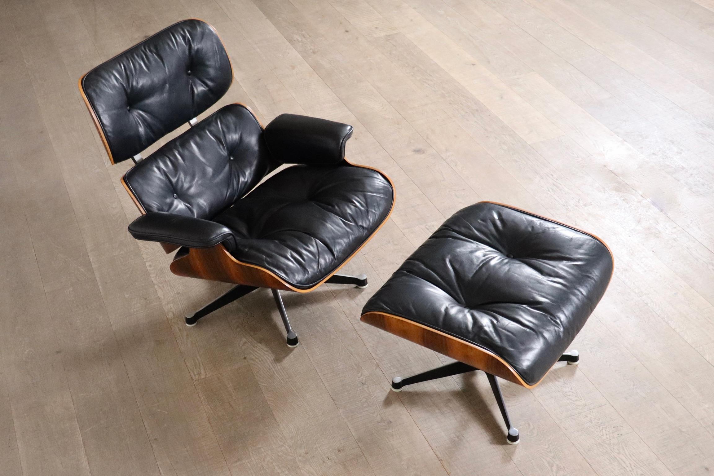 Bella poltrona lounge Eames con pouf di Charles and Ray Eames per Herman Miller, anni '70.

La cornice è realizzata con impiallacciatura originale di palissandro di Rio, che presenta una bellissima venatura. Questo design senza tempo è diventato