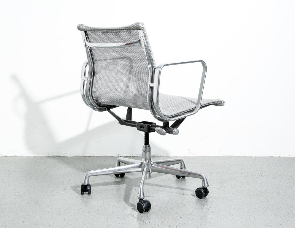 Eames Management Chairs in Gray Mesh Fabric In Good Condition In Brooklyn, NY
