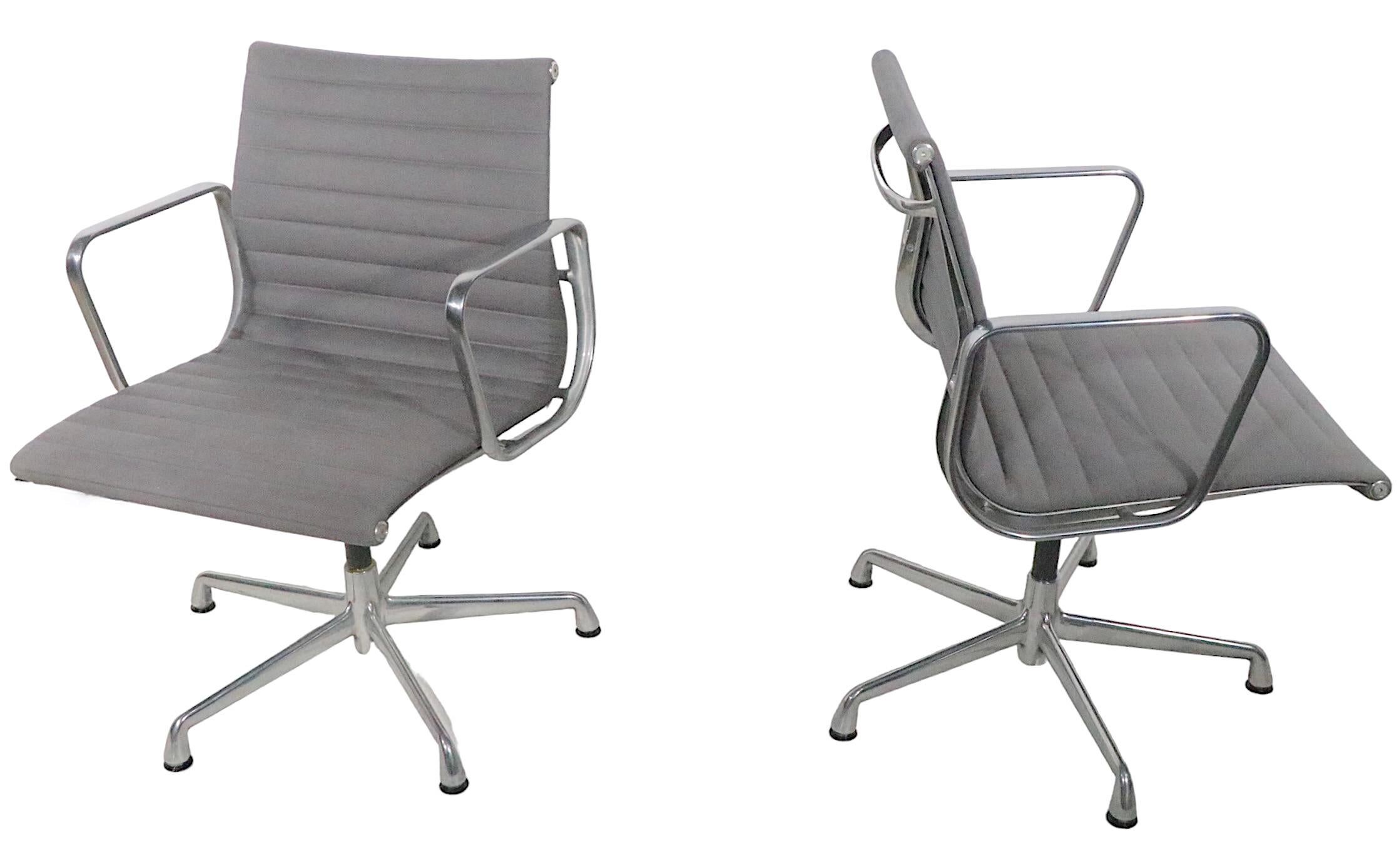 Chaises de gestion Eames tapissées de tissu gris vers 1980 - 1990 4 disponibles  en vente 4