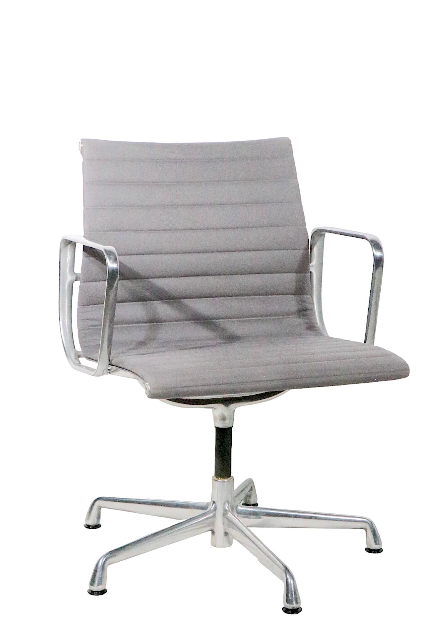 Chaises de gestion Eames tapissées de tissu gris vers 1980 - 1990 4 disponibles  en vente 5