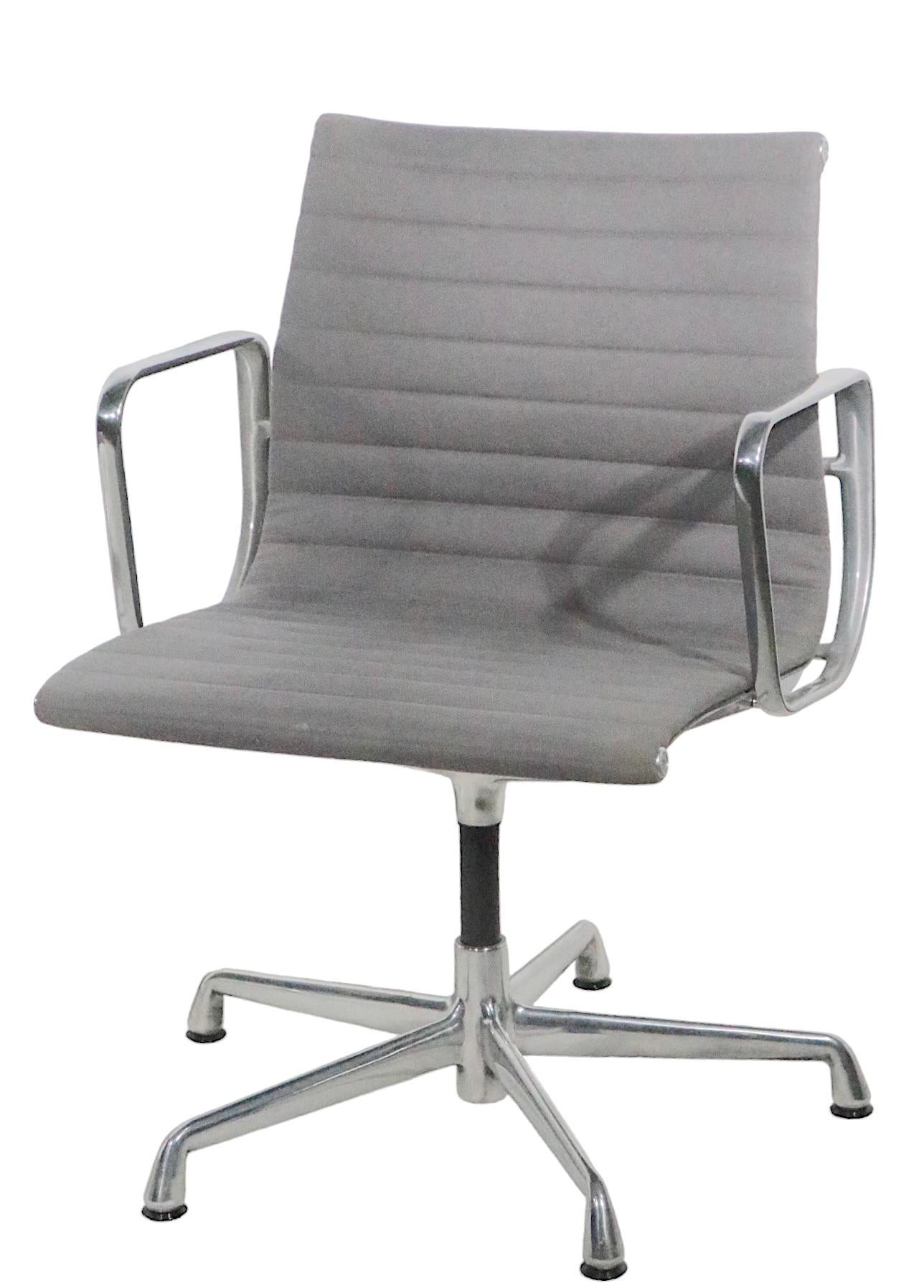 Chaises de gestion Eames tapissées de tissu gris vers 1980 - 1990 4 disponibles  en vente 7