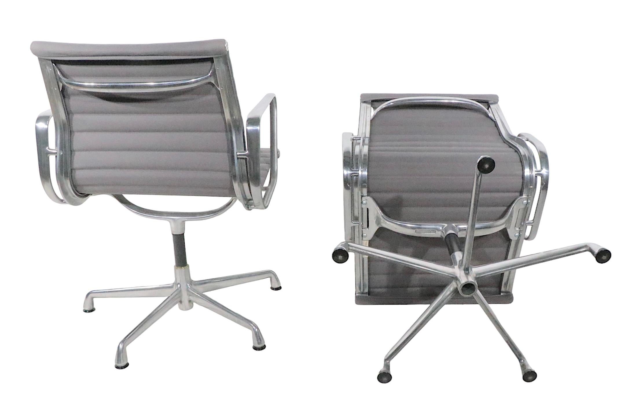 Ensemble de 4 chaises de gestion de groupe Eames en aluminium, en tissu gris, avec des cadres en aluminium moulé. Les chaises sont toutes en excellent état, d'origine, propres et prêtes à l'emploi. Elles sont toutes marquées Herman Miller au verso.