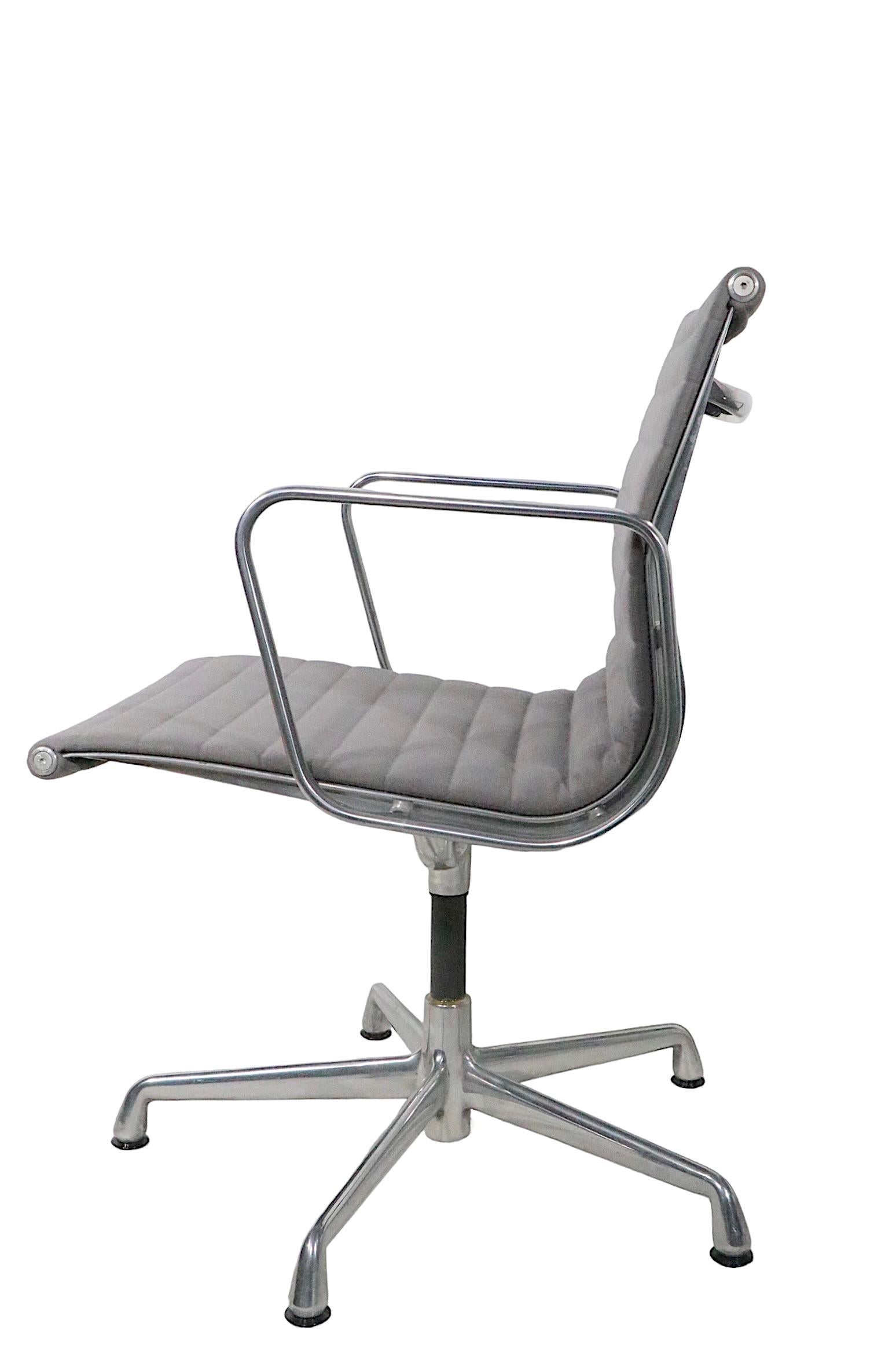 Eames Management Chairs in Grey Fabric Upholstery c. 1980 - 1990s 4 Available  In Good Condition For Sale In New York, NY