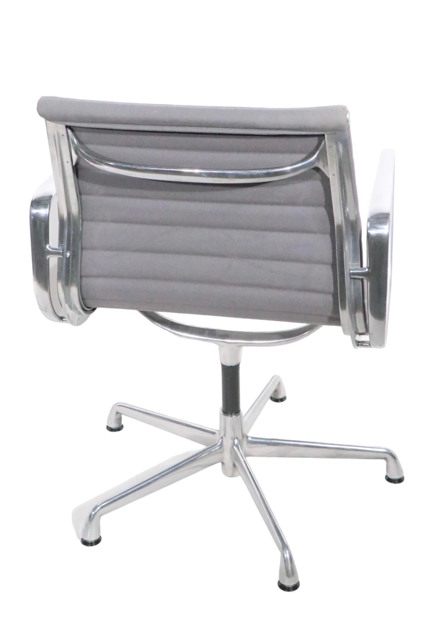 20ième siècle Chaises de gestion Eames tapissées de tissu gris vers 1980 - 1990 4 disponibles  en vente