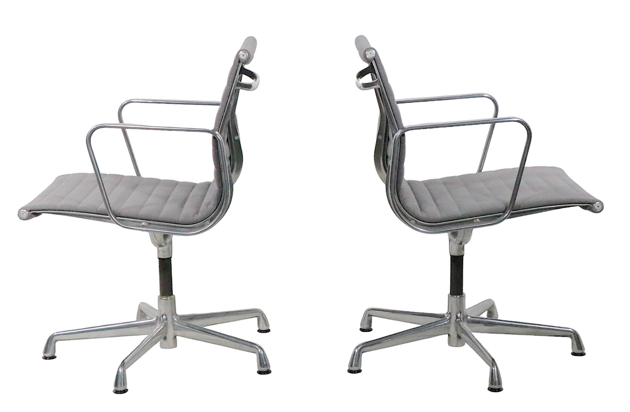 Aluminium Chaises de gestion Eames tapissées de tissu gris vers 1980 - 1990 4 disponibles  en vente