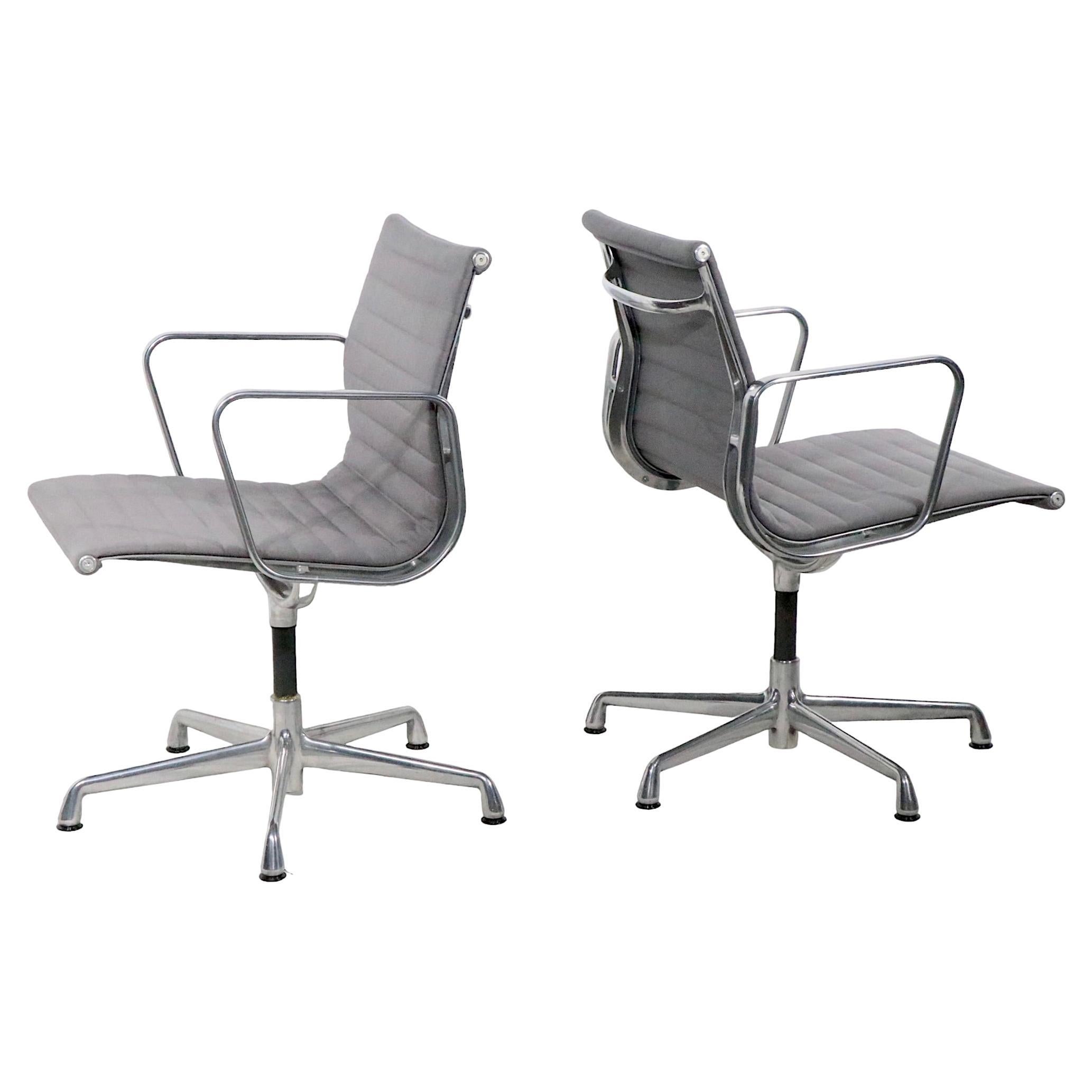 Chaises de gestion Eames tapissées de tissu gris vers 1980 - 1990 4 disponibles 