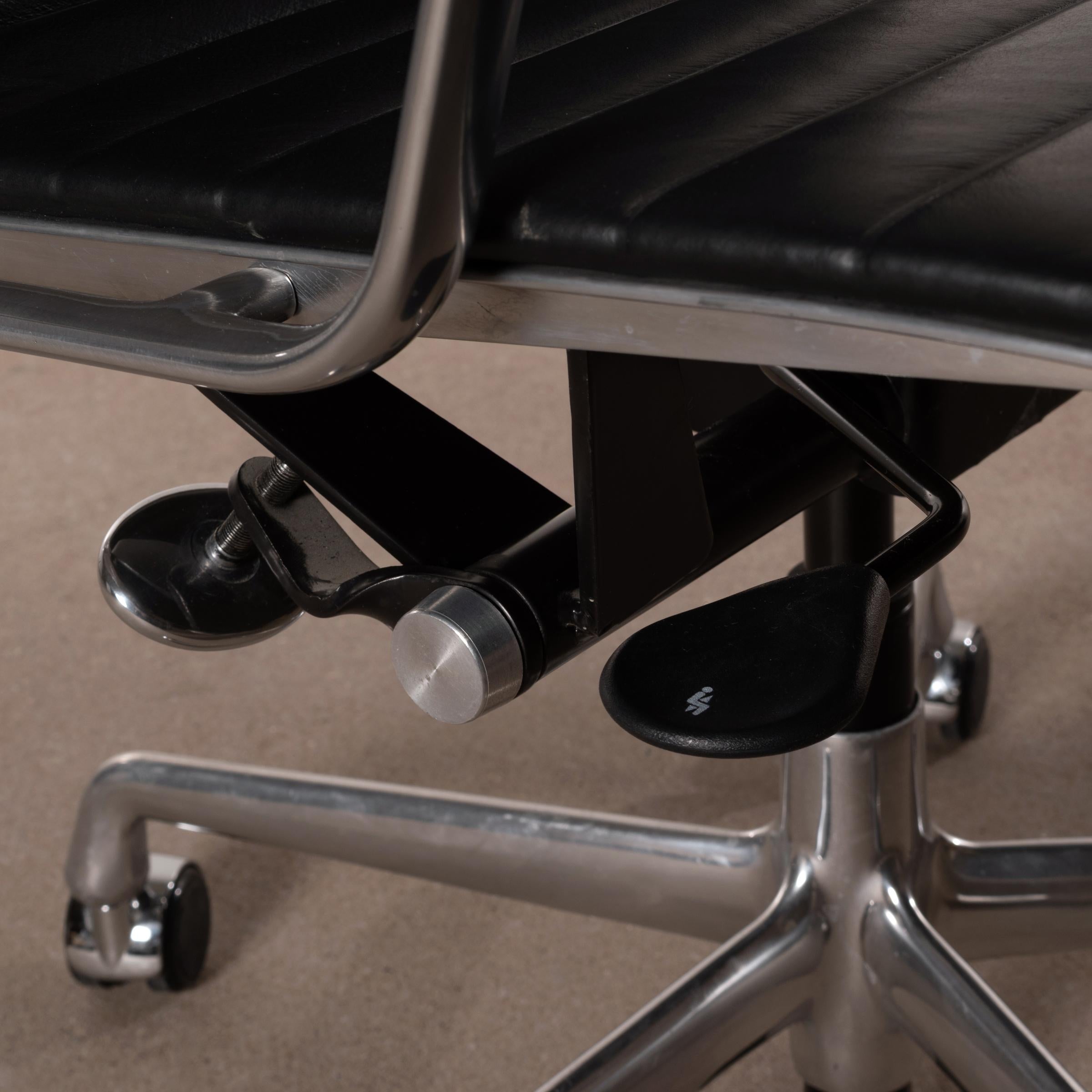 Eames Management Office Chair in Black Leather for Herman Miller 4