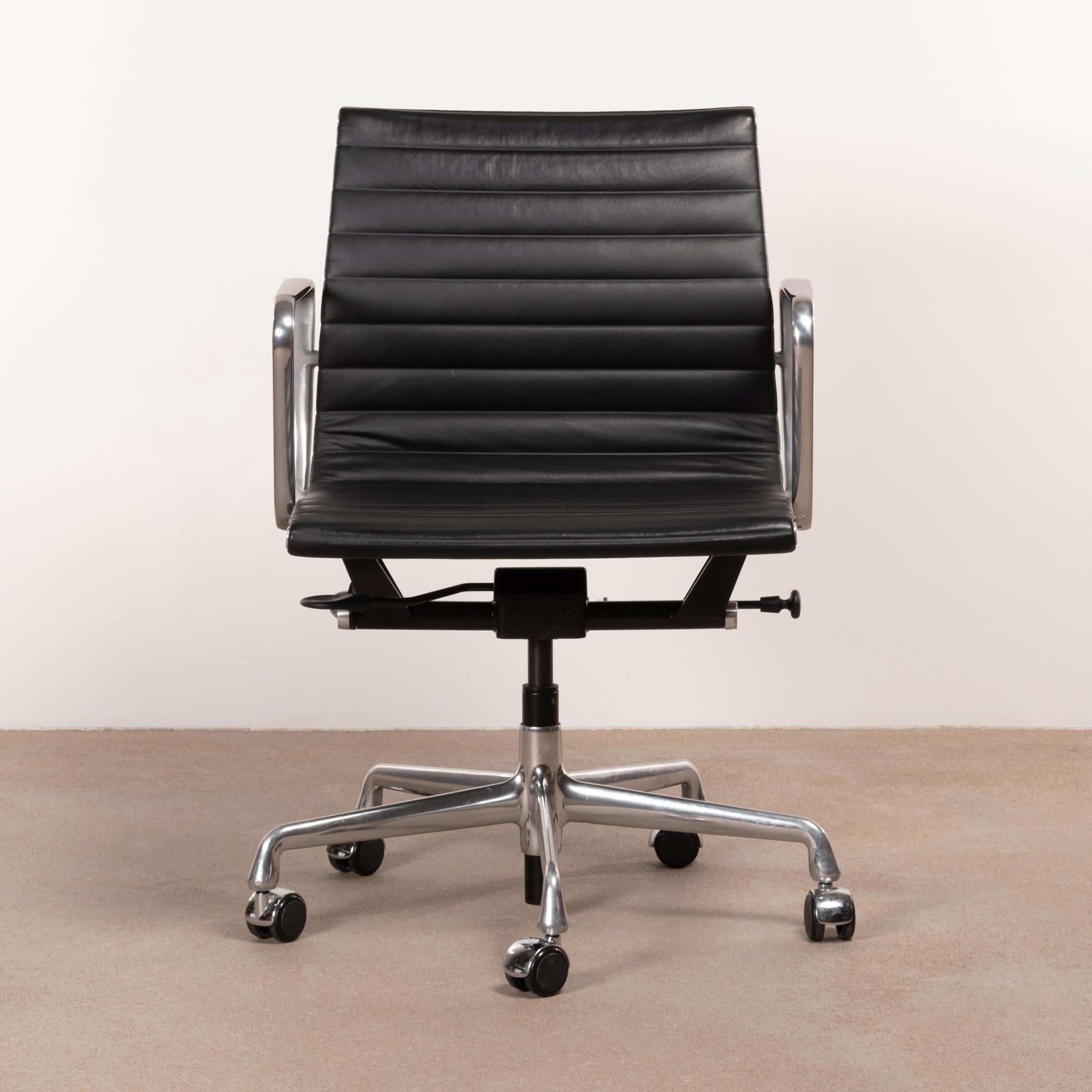 Eames EA335 management office chair in black leather with five-star base, height adjustment (gasspring) and tilt-swivel mechanism. Very good original condition signed with manufacturer's label. Multiple chairs available.