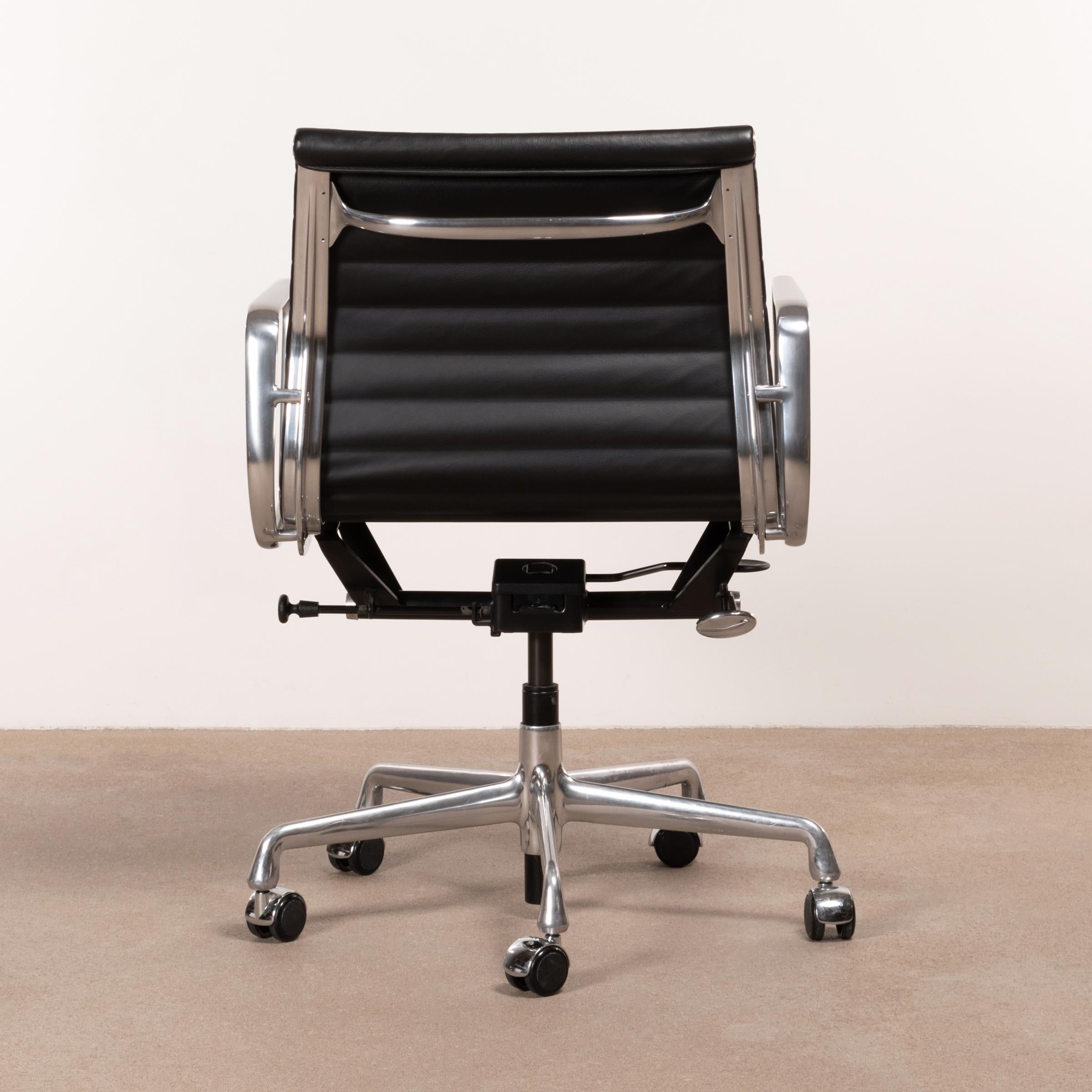Eames Management Office Chair in Black Leather for Herman Miller In Good Condition In Amsterdam, NL