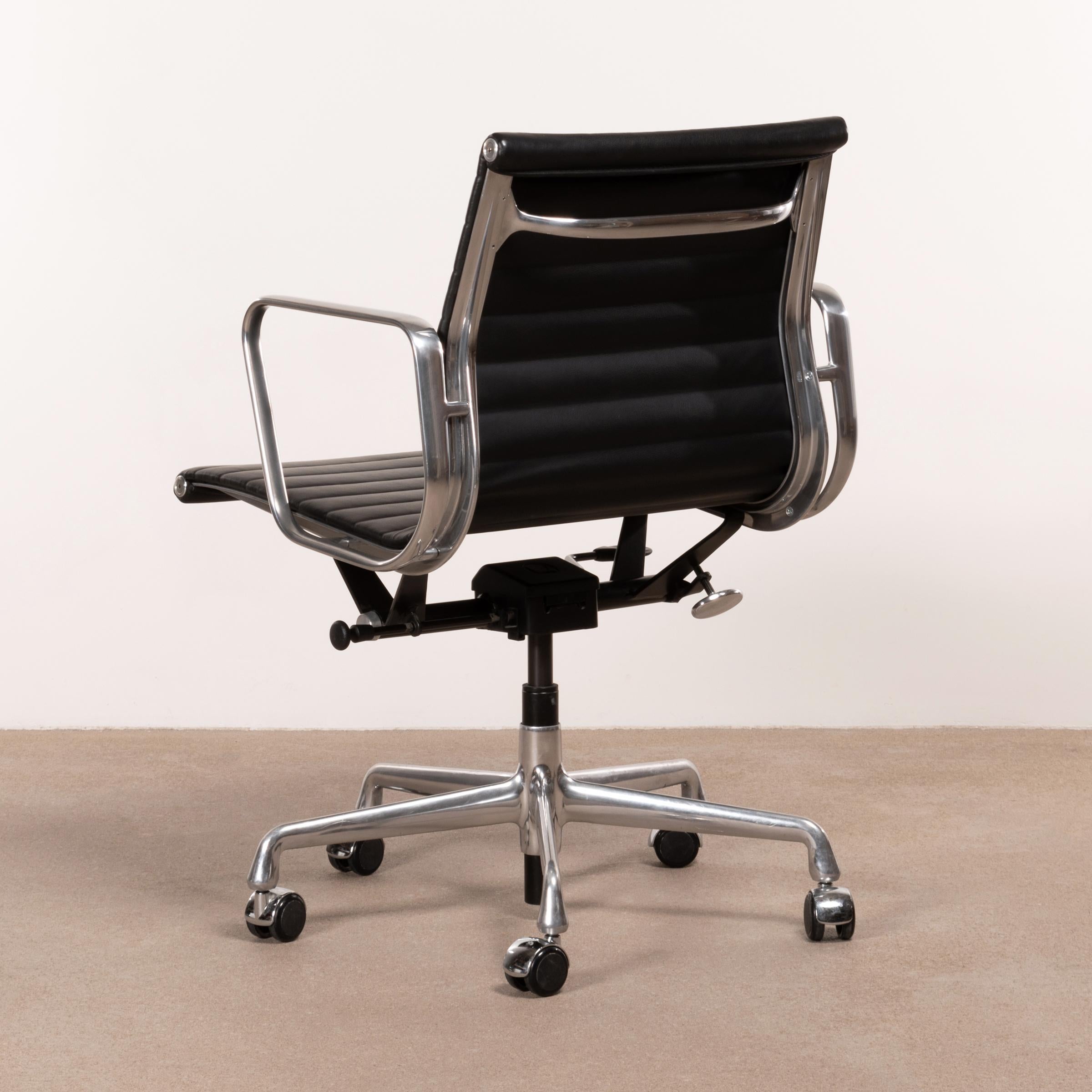 Mid-20th Century Eames Management Office Chair in Black Leather for Herman Miller