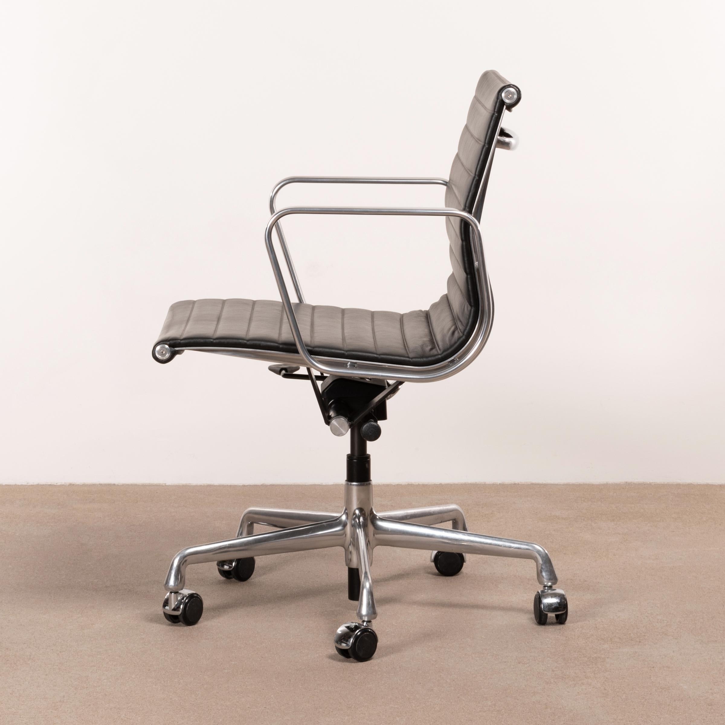 Aluminum Eames Management Office Chair in Black Leather for Herman Miller