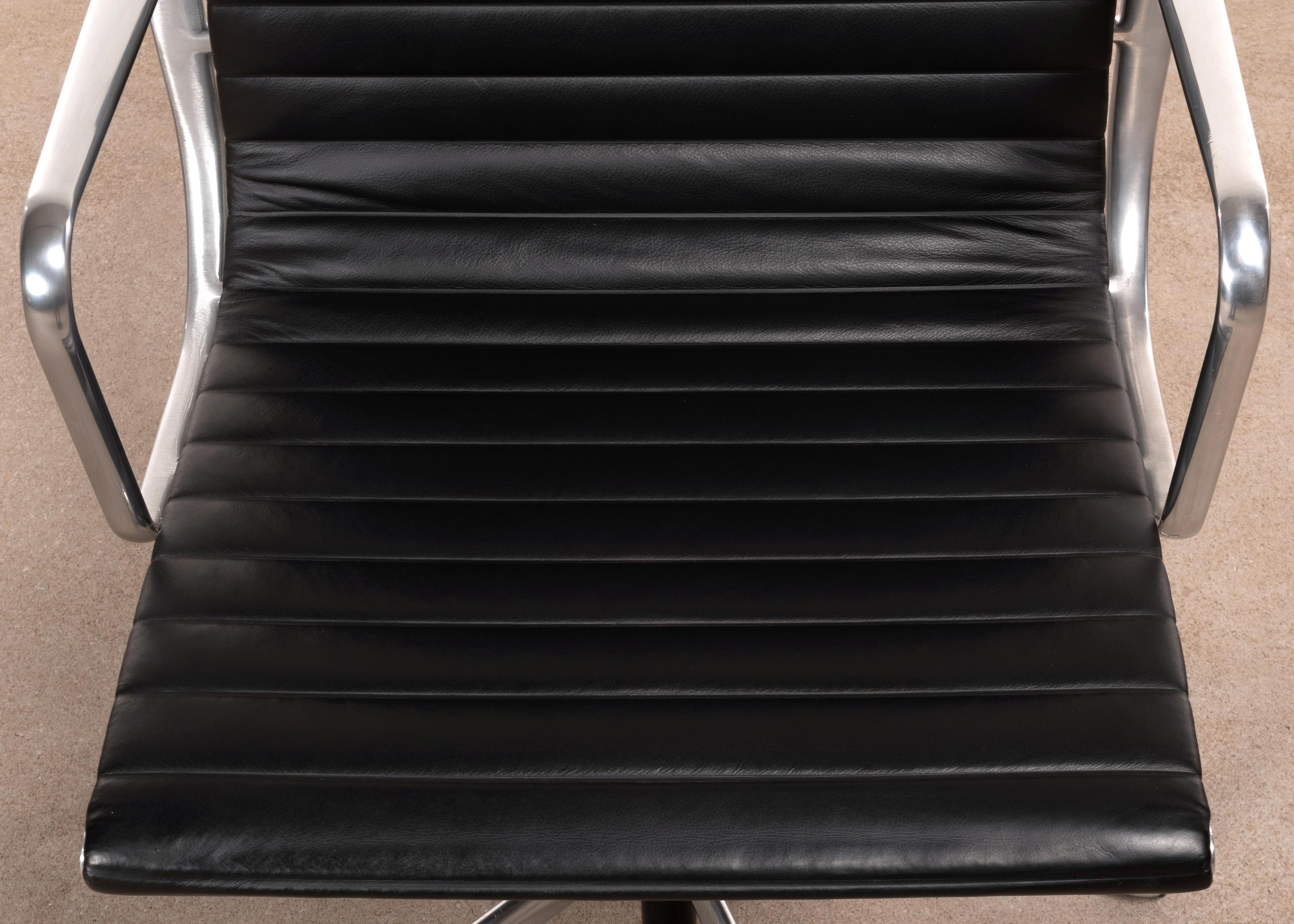 Eames Management Office Chair in Black Leather for Herman Miller 1