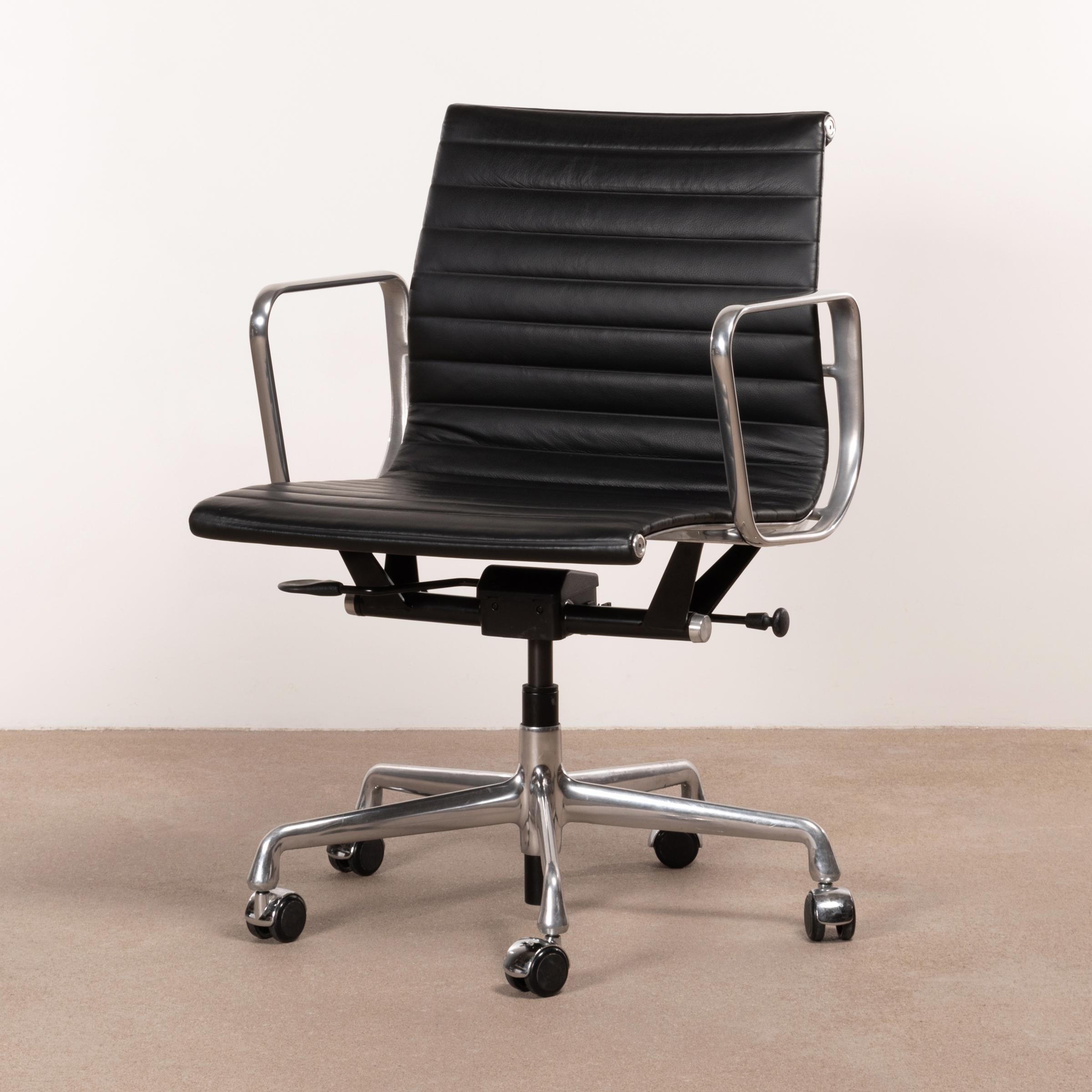Eames Management Office Chair in Black Leather for Herman Miller 2
