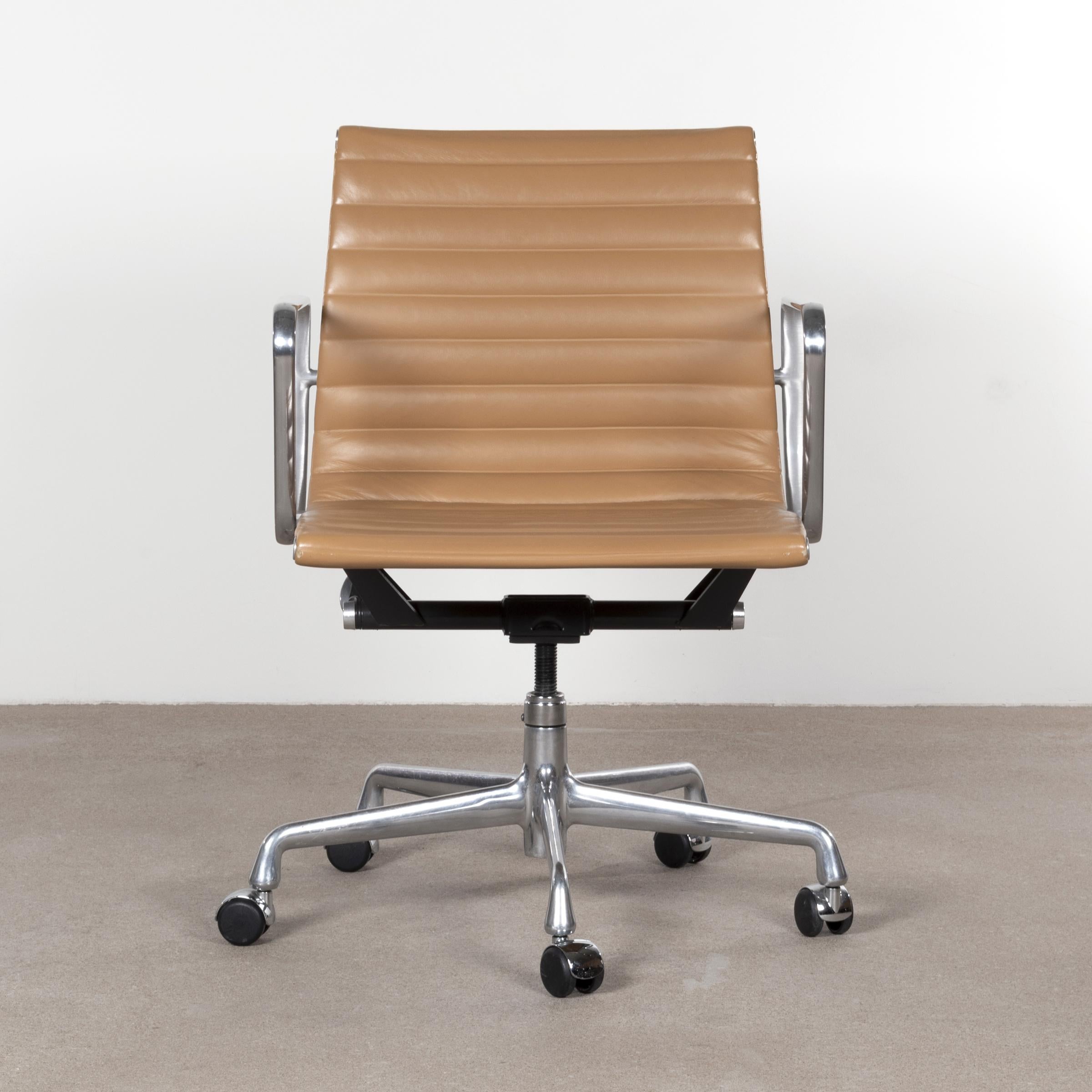 Eames Management Office Chair in cognac leather for Herman Miller USA In Good Condition In Amsterdam, NL