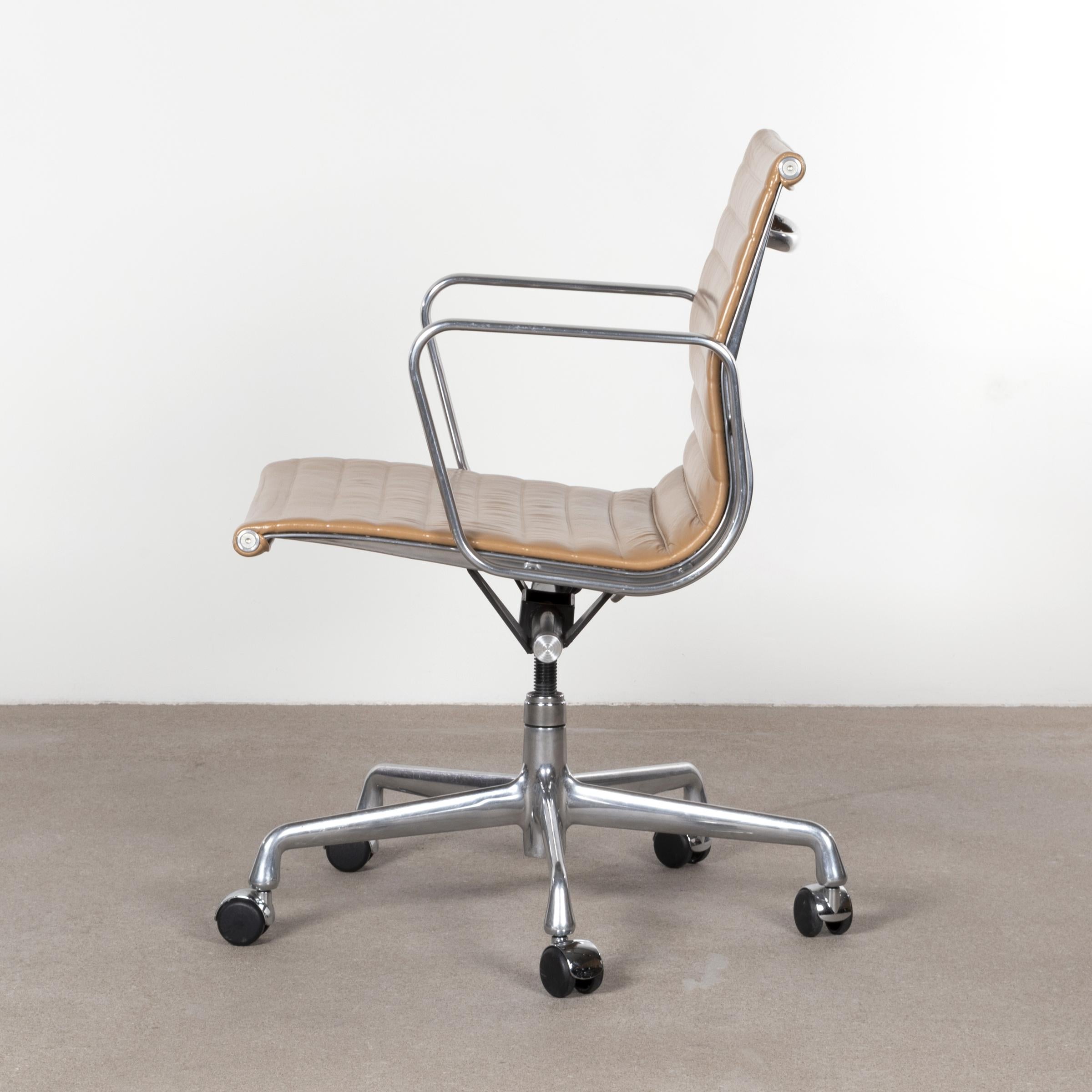 -- Privete listing for Louise, LA --

Eames EA335 management office chair in cognac leather with five-star base, spindle and tilt-swivel mechanism. Good original condition signed with manufacturer's label. 