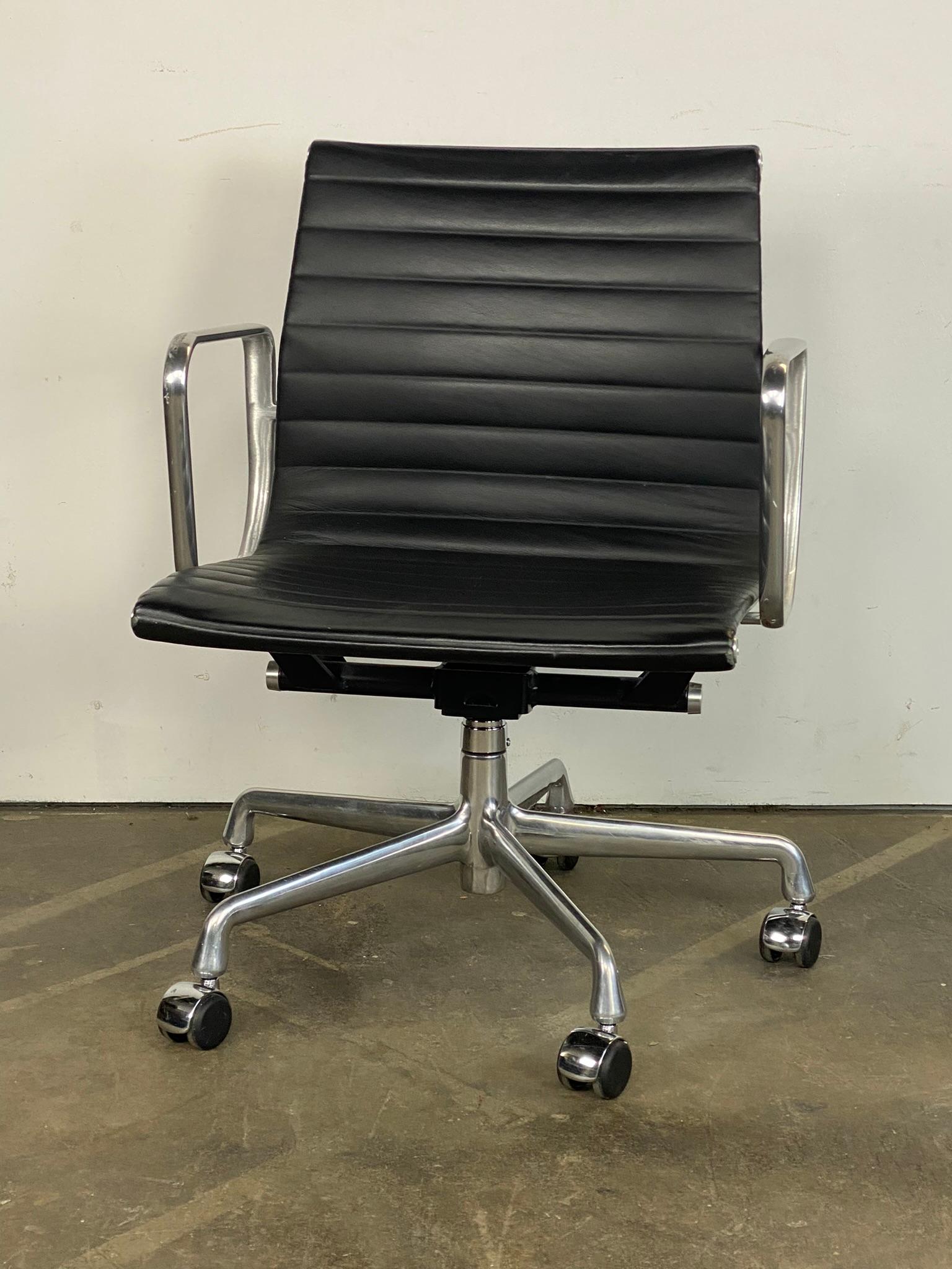 Mid-Century Modern Eames Management Office Desk Chair by Herman Miller