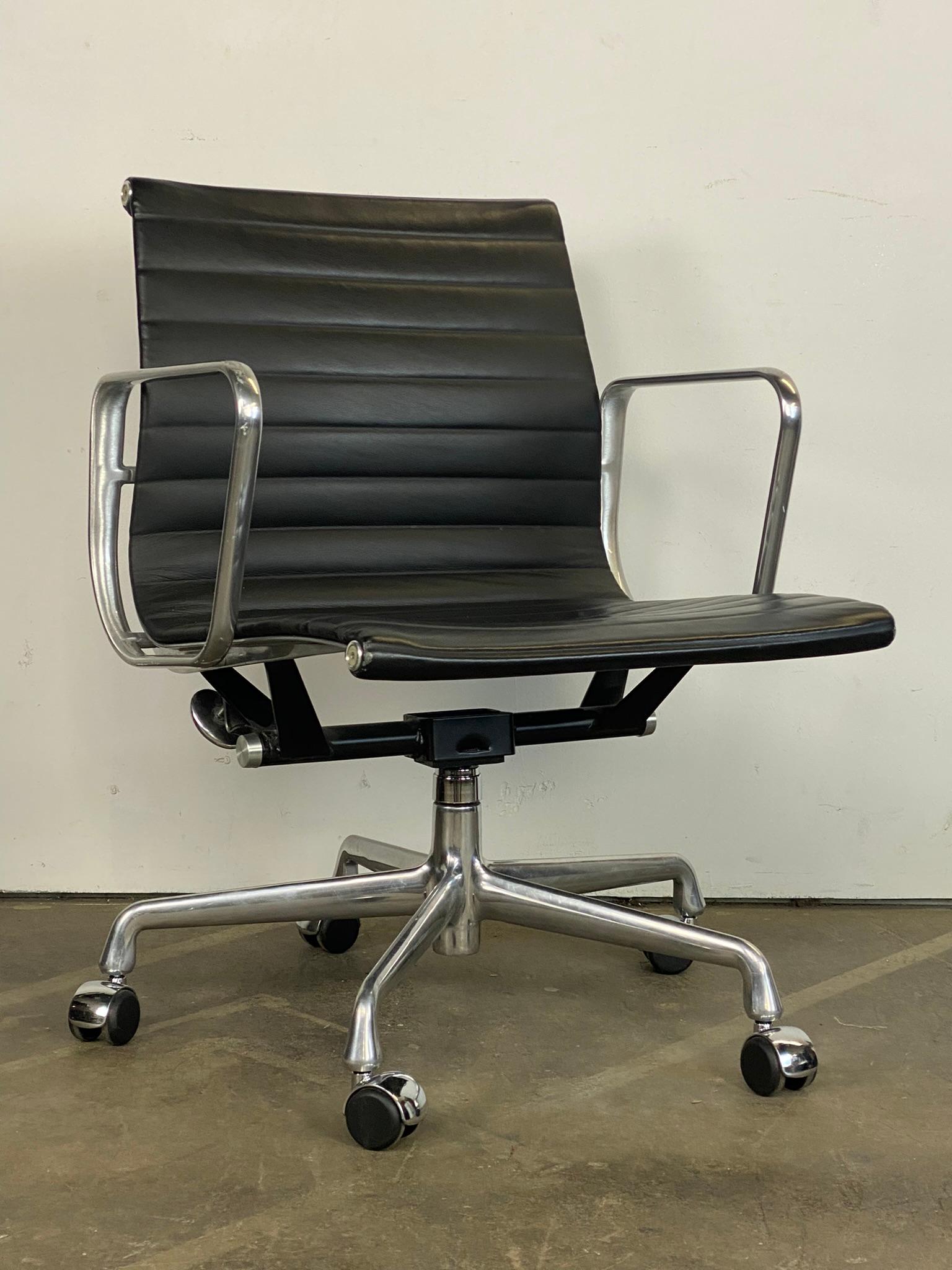 American Eames Management Office Desk Chair by Herman Miller