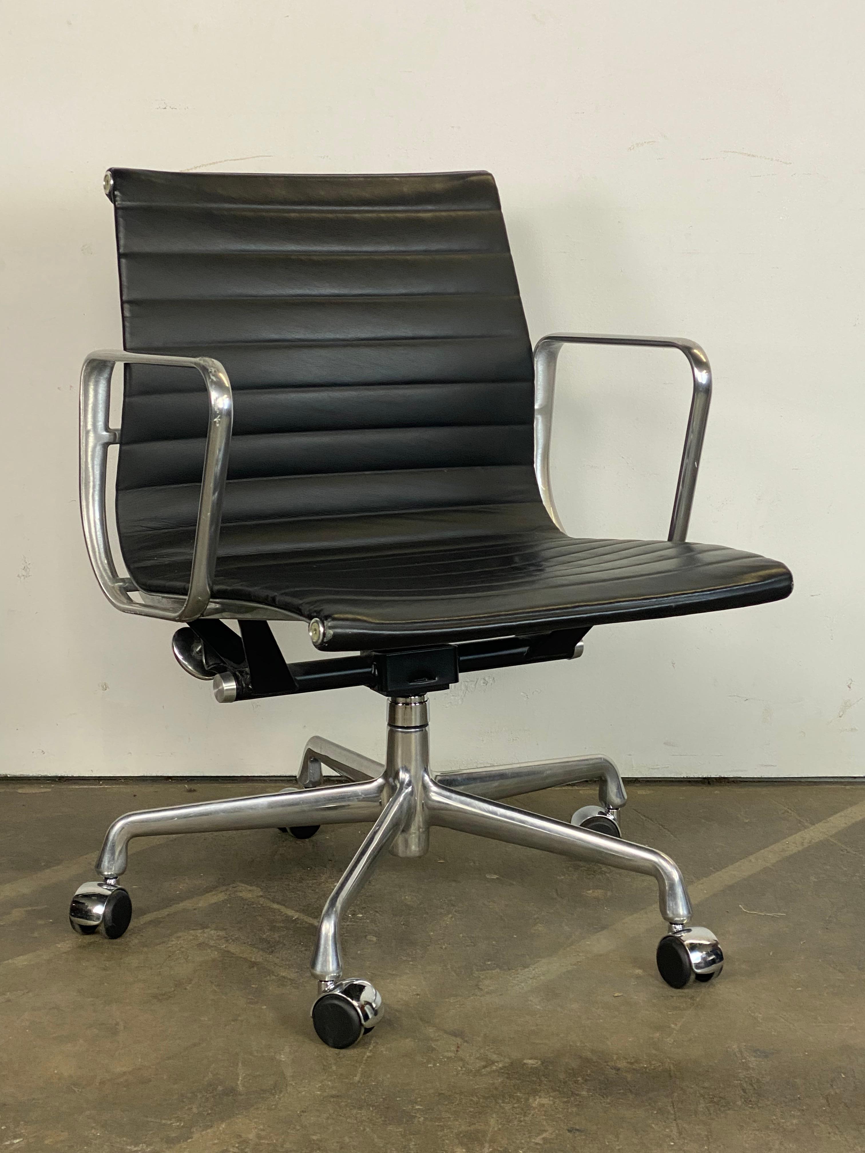 Eames Management Office Desk Chair by Herman Miller In Good Condition In Brooklyn, NY