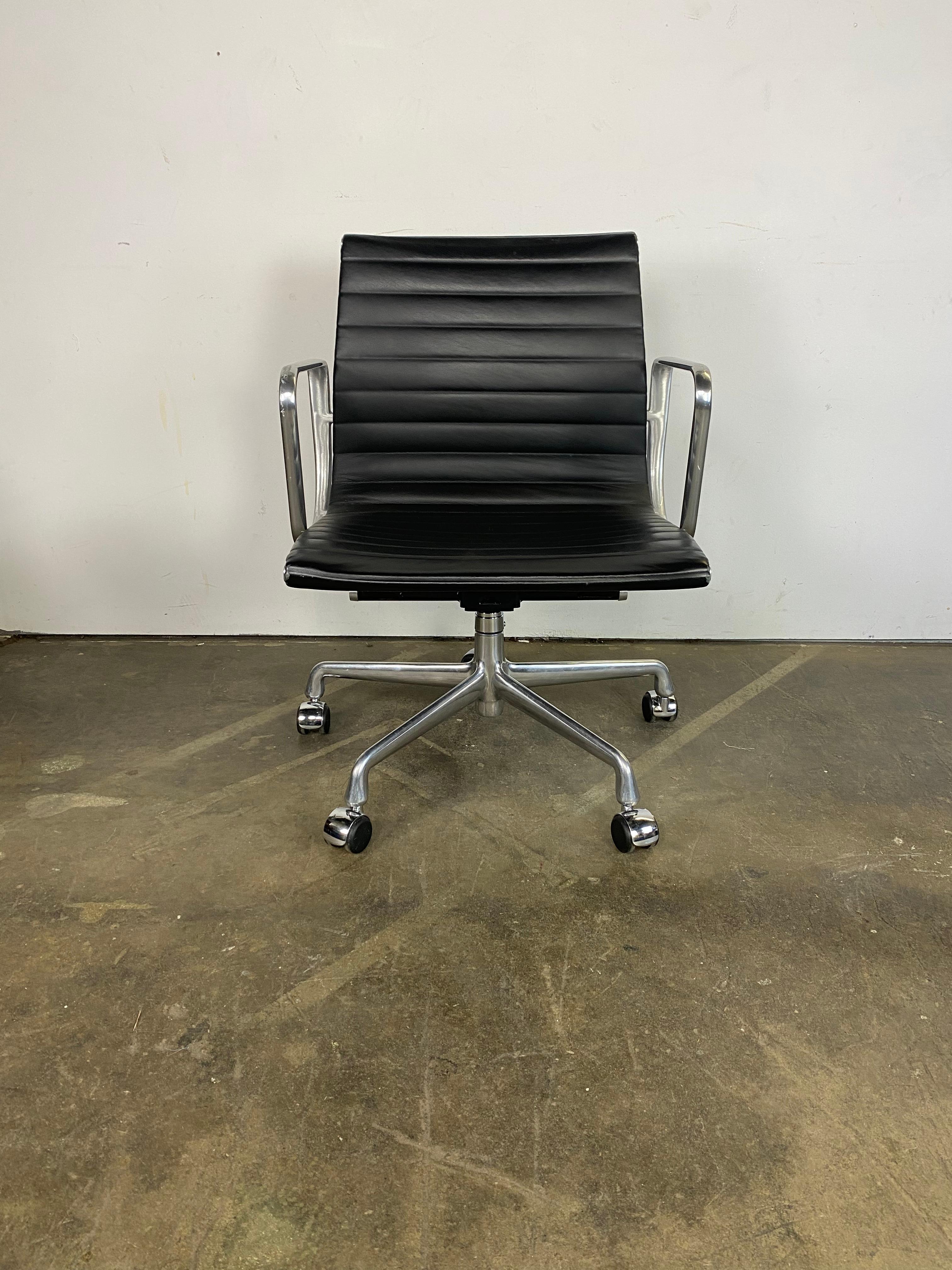 Contemporary Eames Management Office Desk Chair by Herman Miller