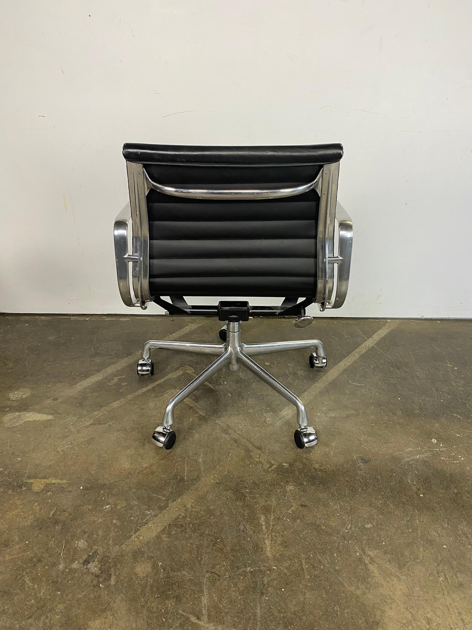 Aluminum Eames Management Office Desk Chair by Herman Miller