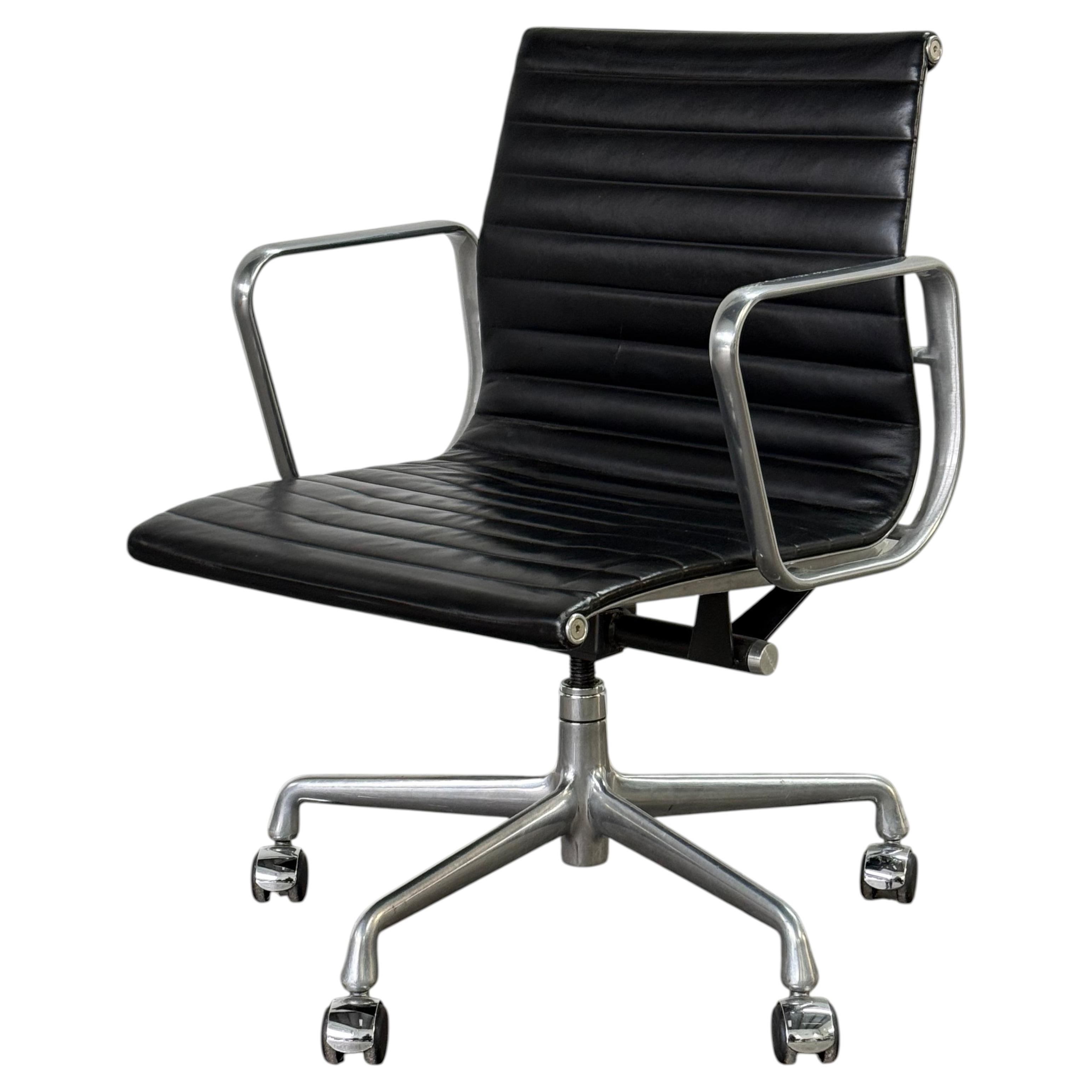 Groupe d'aluminium Eames