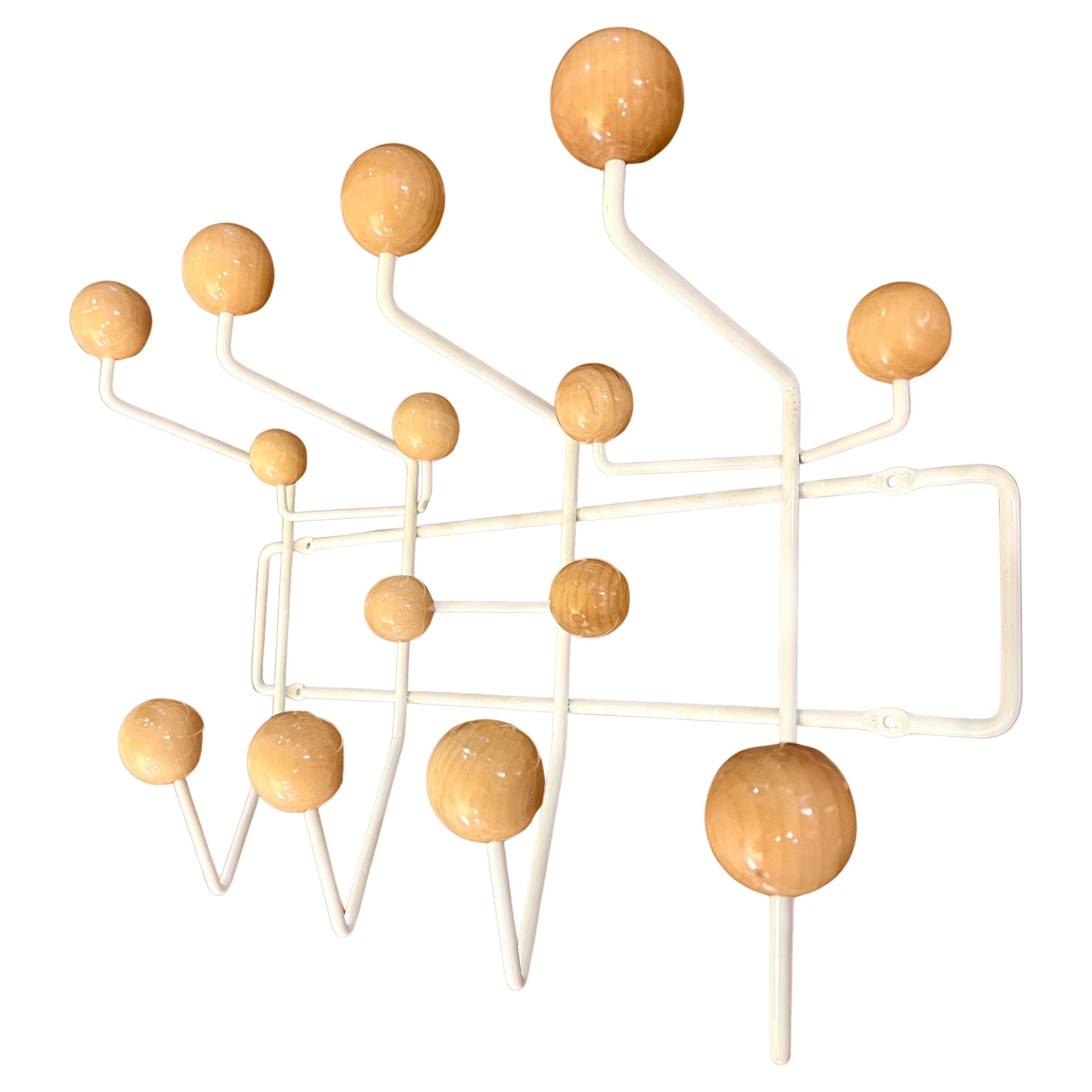 Appendiabiti da parete originale molto bello e versatile, disegnato da Eames per Herman Miller con sfere in acero massiccio e finitura in metallo smaltato, uso leggerissimo e ottime condizioni.
