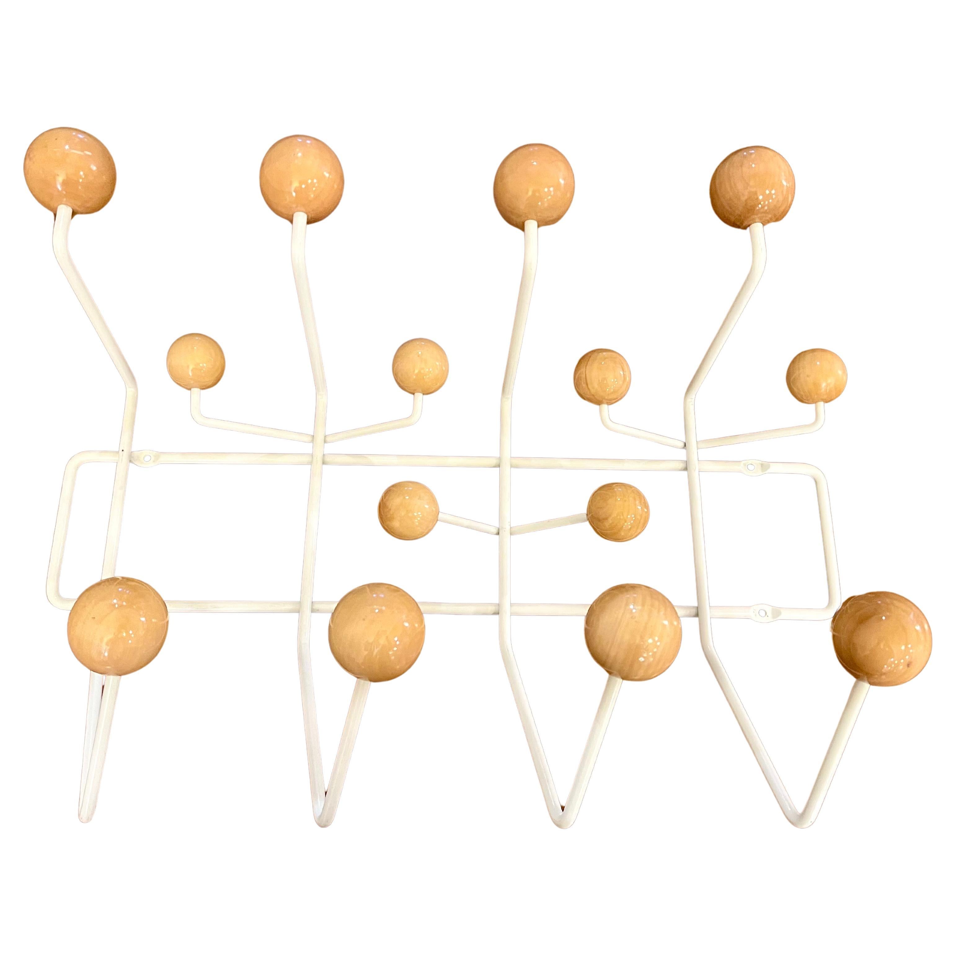 Mid-Century moderno Eames Maple & Iron Hang it All per Herman Miller