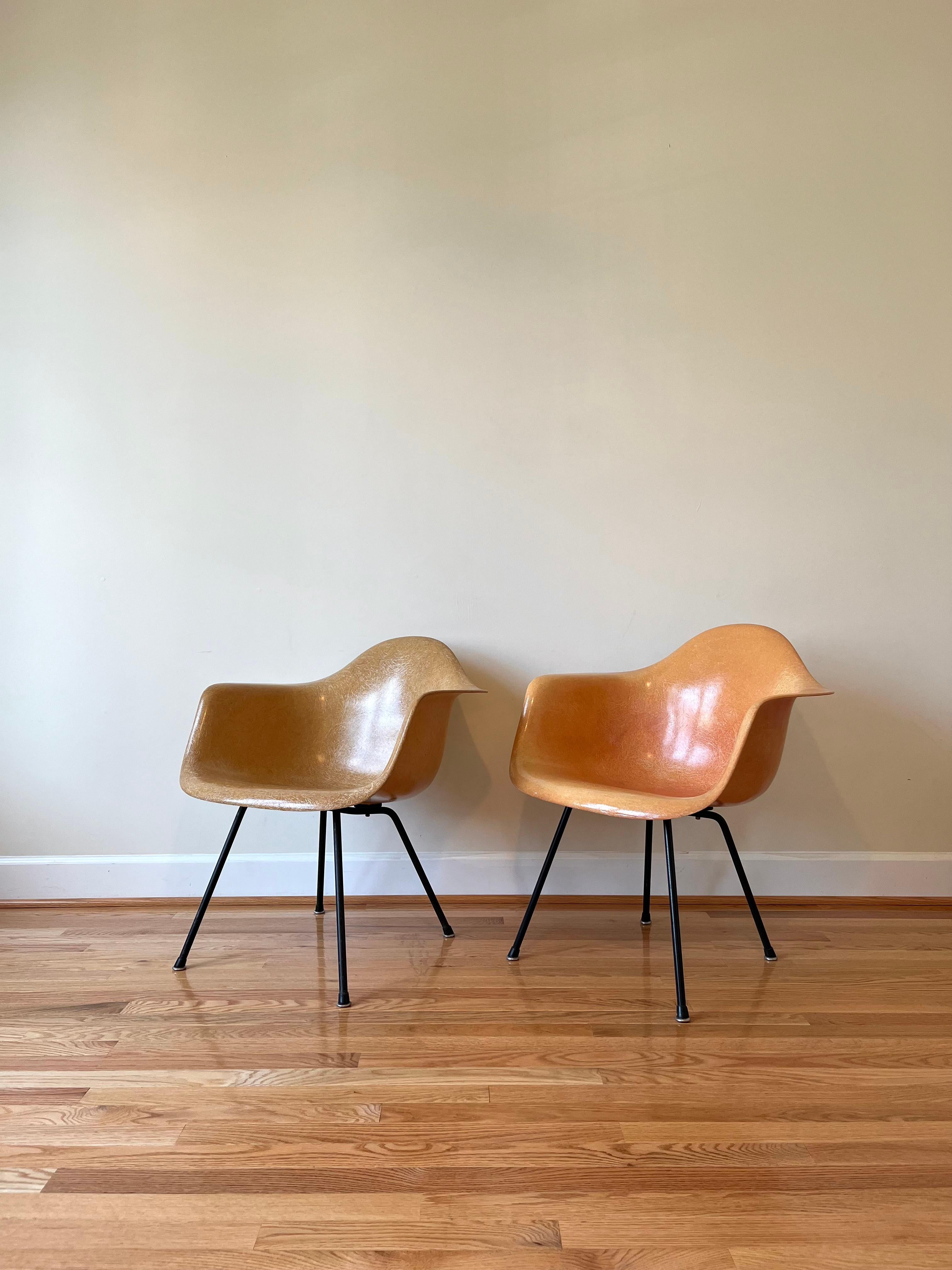Eames Max Armchair by Charles and Ray Eames for Herman Miller 'Parchment' In Good Condition In Centreville, VA
