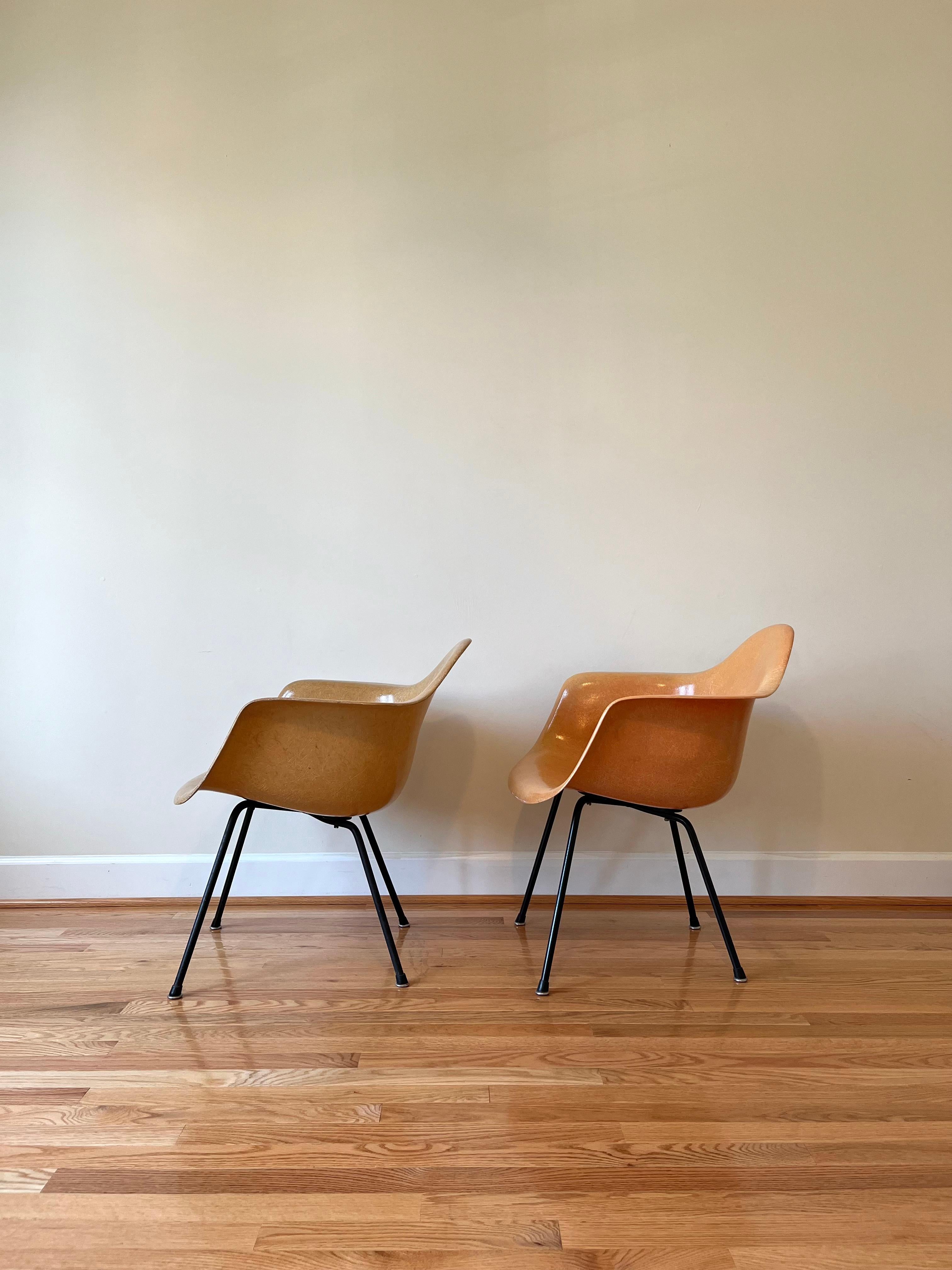 Fiberglass Eames Max Armchair by Charles and Ray Eames for Herman Miller 'Parchment'