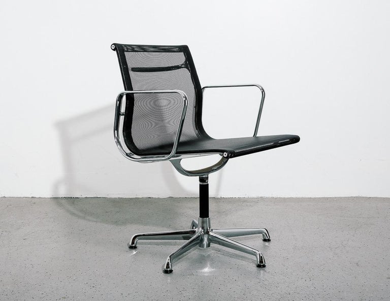 Mid-Century Modern Eames Mesh Aluminum Group Chairs For Sale