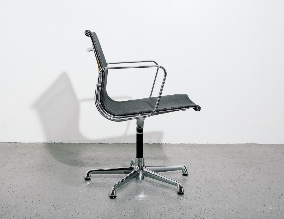 Eames Mesh Aluminum Group Chairs In Excellent Condition In Brooklyn, NY