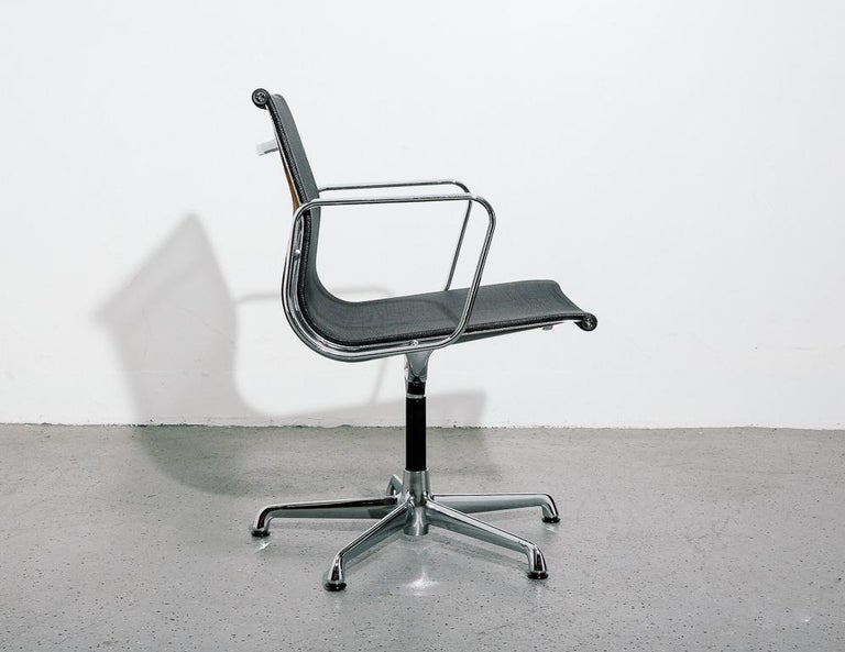 Eames Mesh Aluminum Group Chairs In Excellent Condition For Sale In Brooklyn, NY