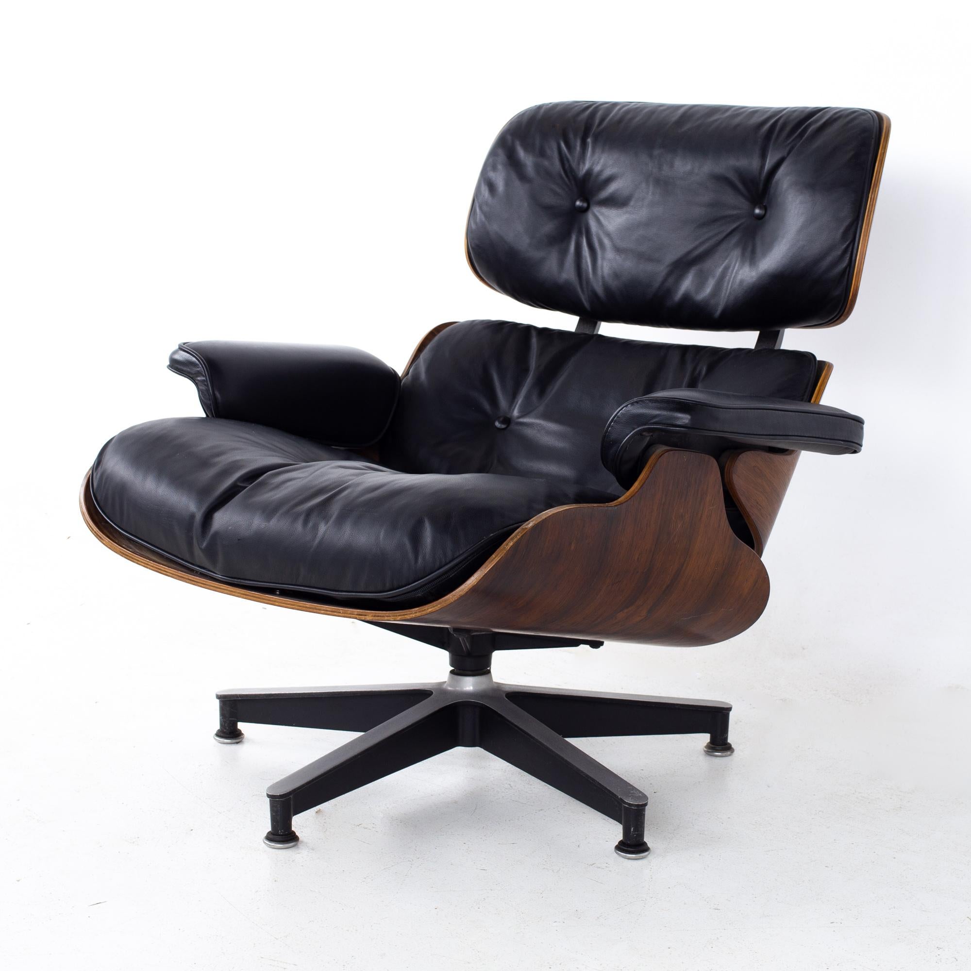 Eames Mid Century Lounge Chair and Ottoman In Good Condition In Countryside, IL