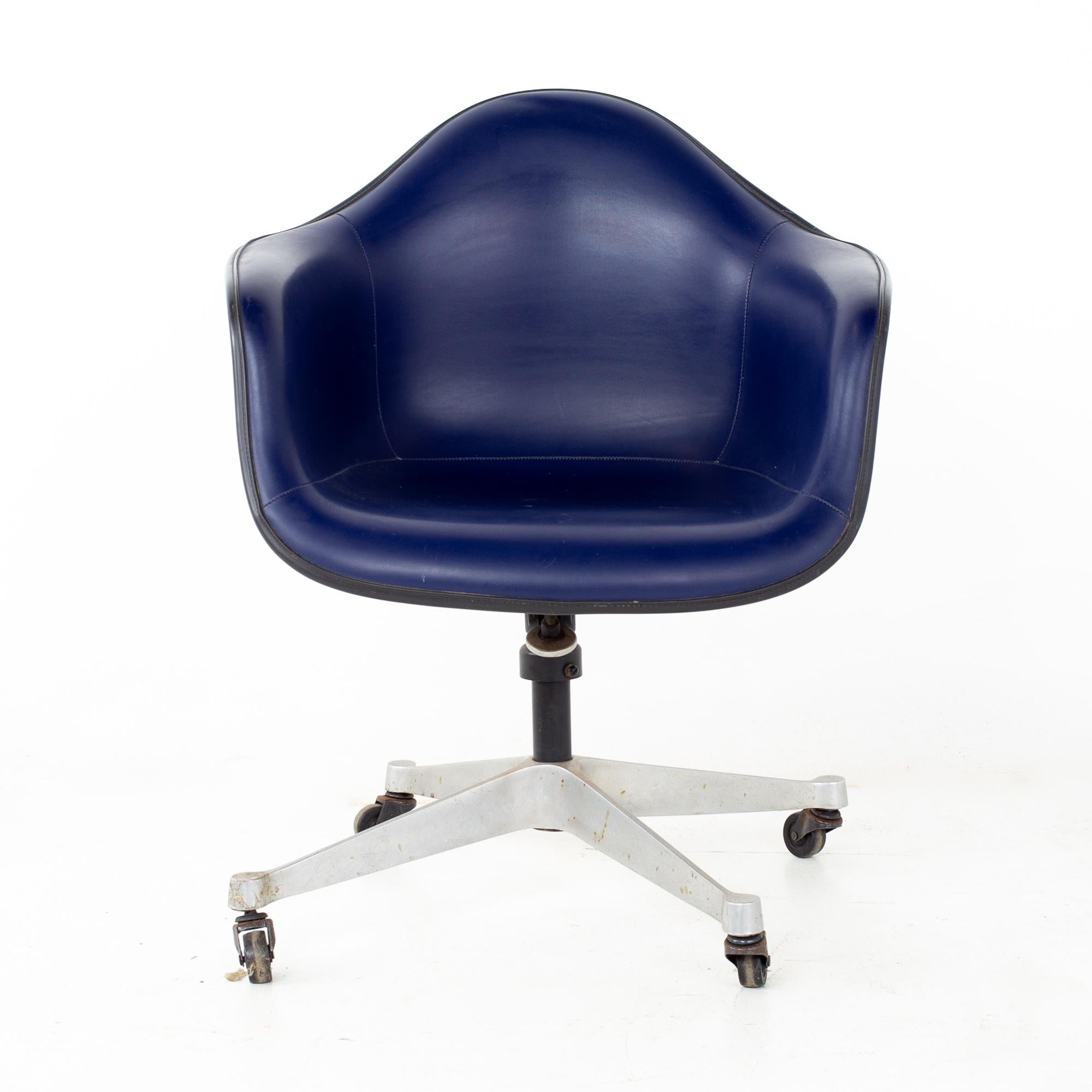 Mid-Century Modern Eames Mid Century Purple Fiberglass Shell Chair