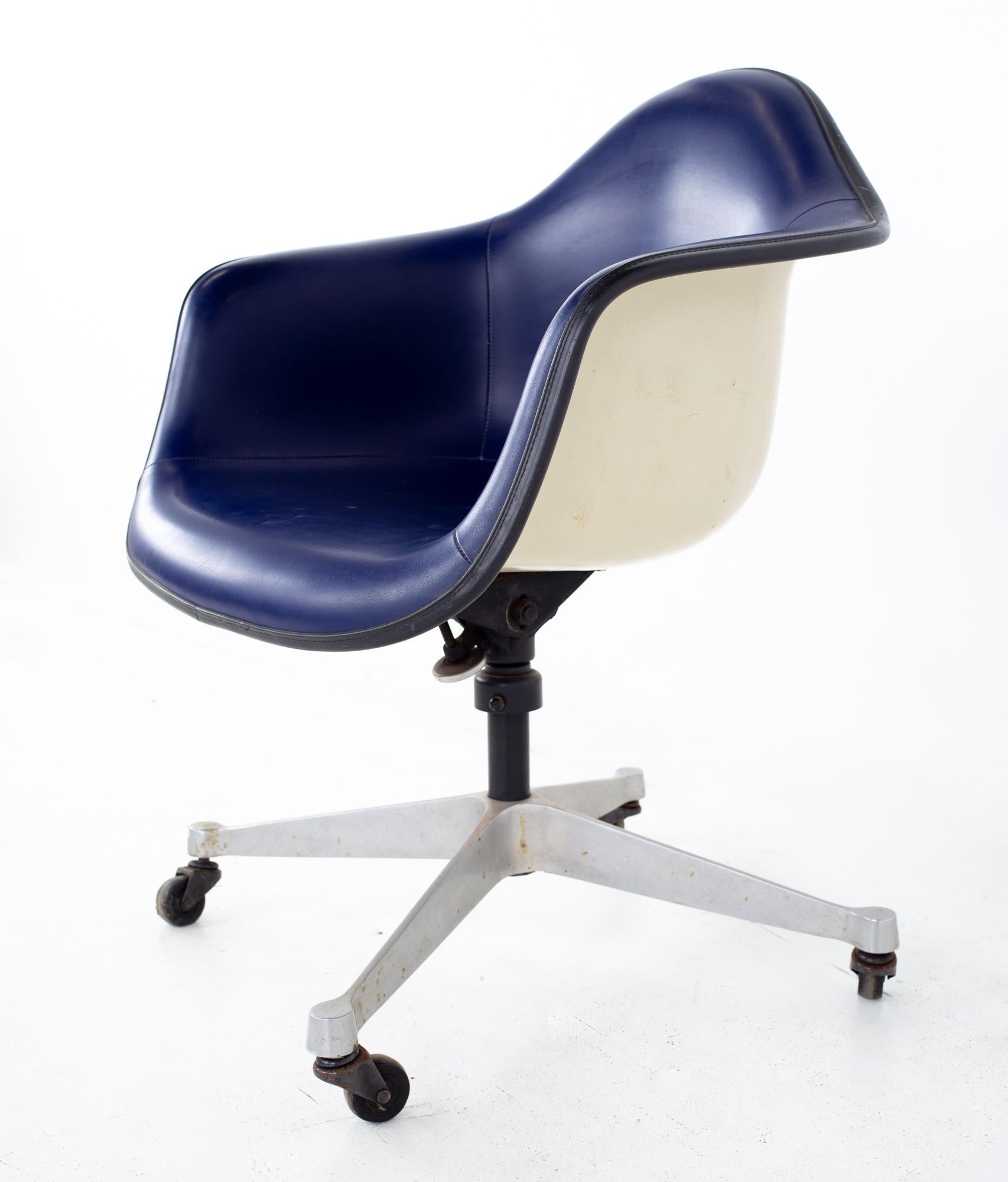 Eames Mid Century Purple Fiberglass Shell Chair In Good Condition In Countryside, IL