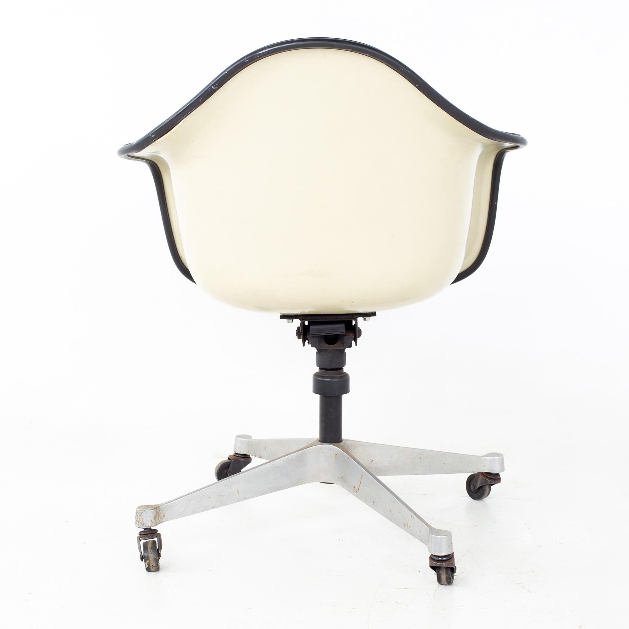 Eames Mid Century Purple Fiberglass Shell Chair 2