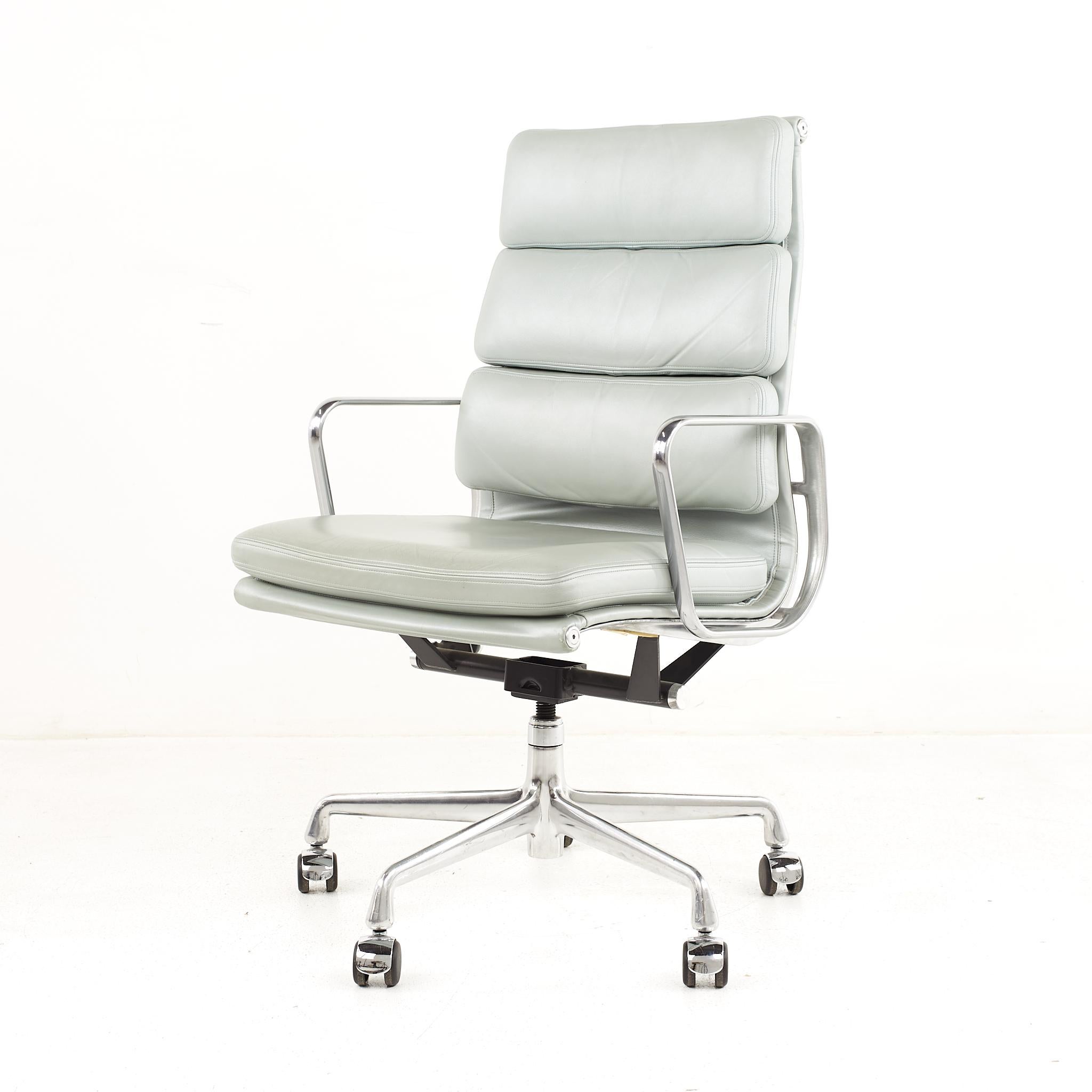 Eames Mid Century Soft Pad Stuhl (Moderne der Mitte des Jahrhunderts) im Angebot