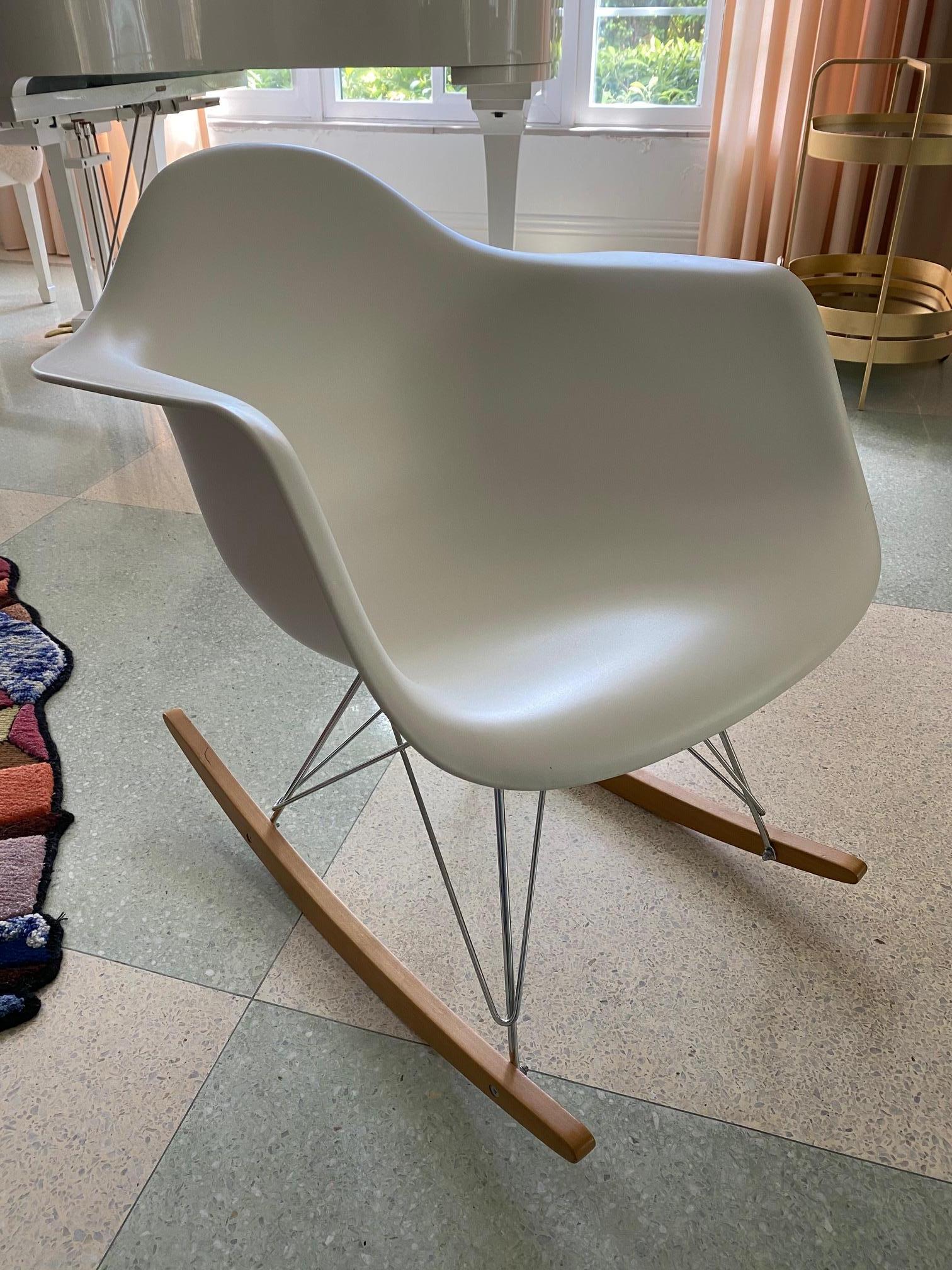 The one-piece shell of this modern rocking chair is molded in 100 percent recyclable polypropylene, which gives it a soft matte finish as light plays across its shadows and contours. The colorful shell is supported by a wire frame and lovely