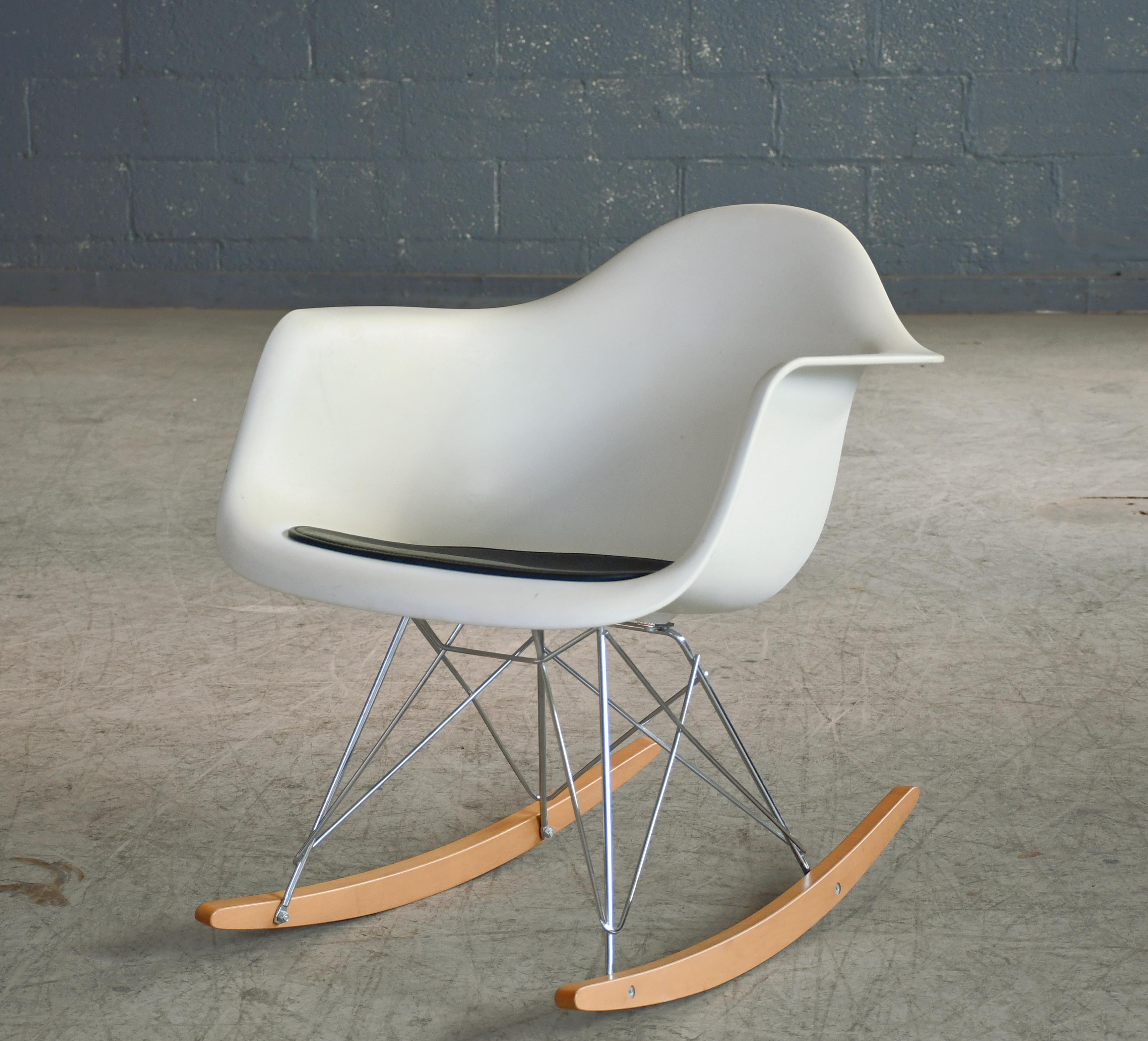 Mid-Century moderno Poltrona Eames modellata con base a dondolo in acero prodotta nel 2009 da Vitra in vendita