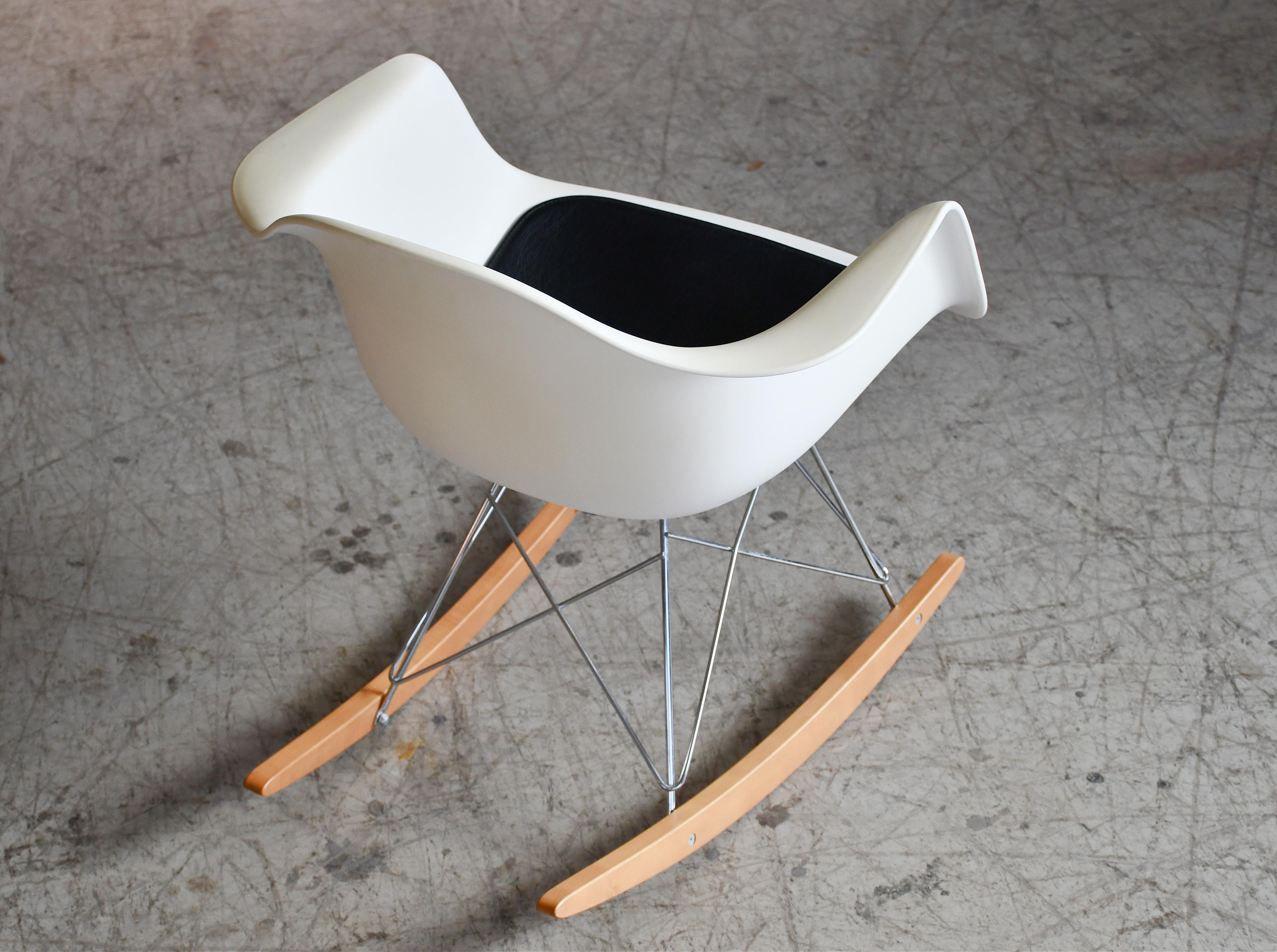 Svizzero Poltrona Eames modellata con base a dondolo in acero prodotta nel 2009 da Vitra in vendita