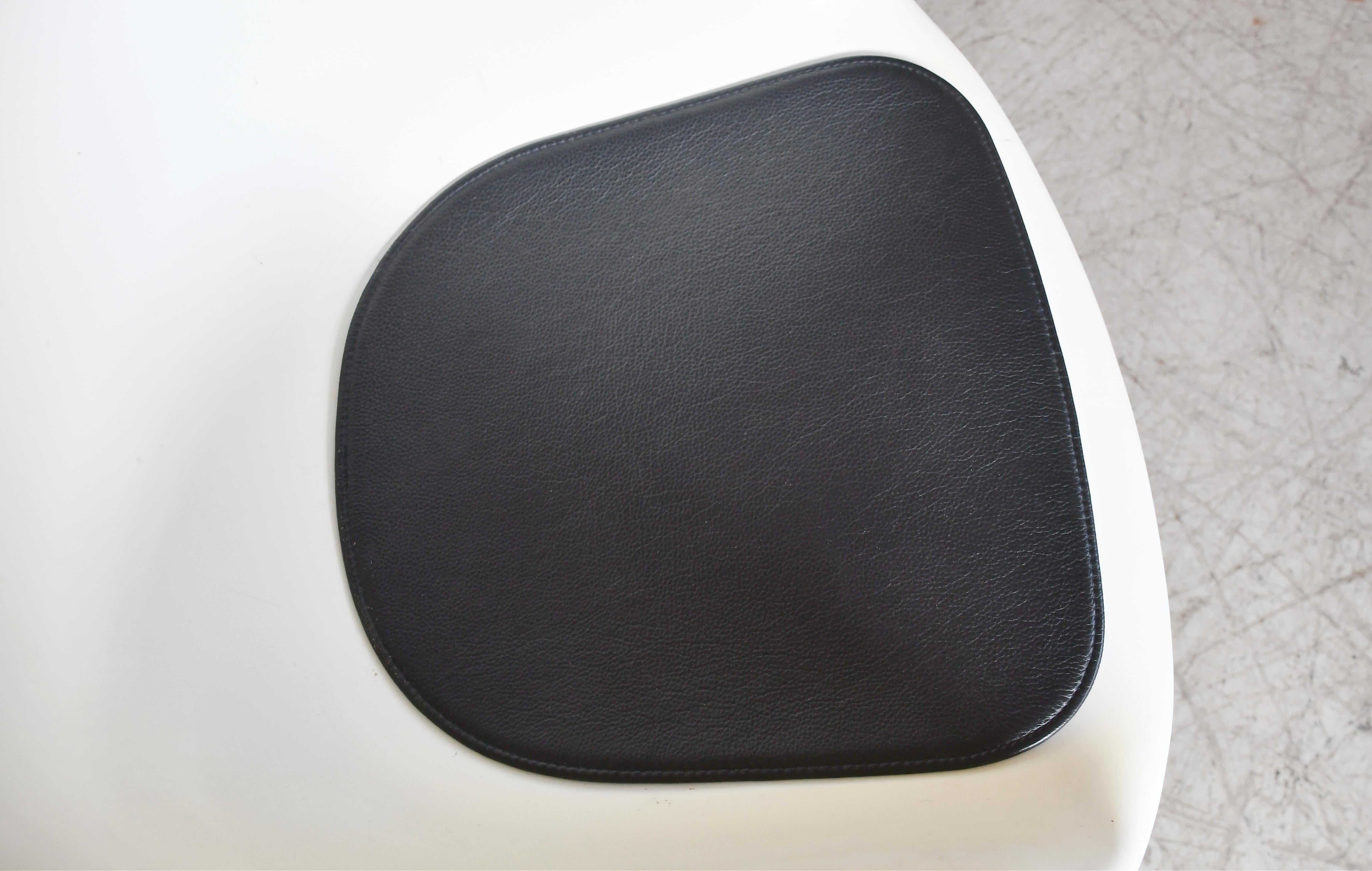 Stampato Poltrona Eames modellata con base a dondolo in acero prodotta nel 2009 da Vitra in vendita