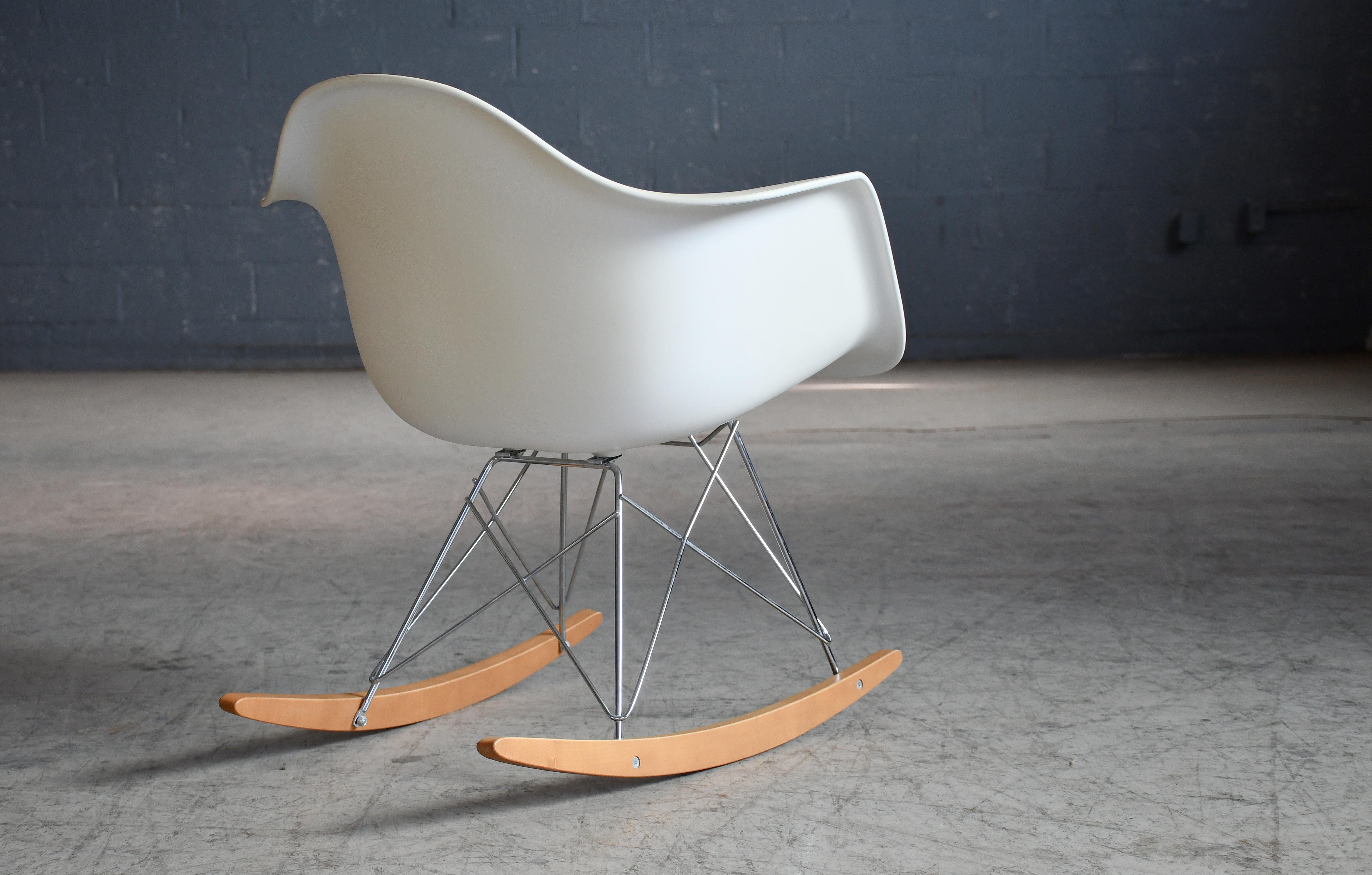 Poltrona Eames modellata con base a dondolo in acero prodotta nel 2009 da Vitra In condizioni ottime in vendita a Bridgeport, CT