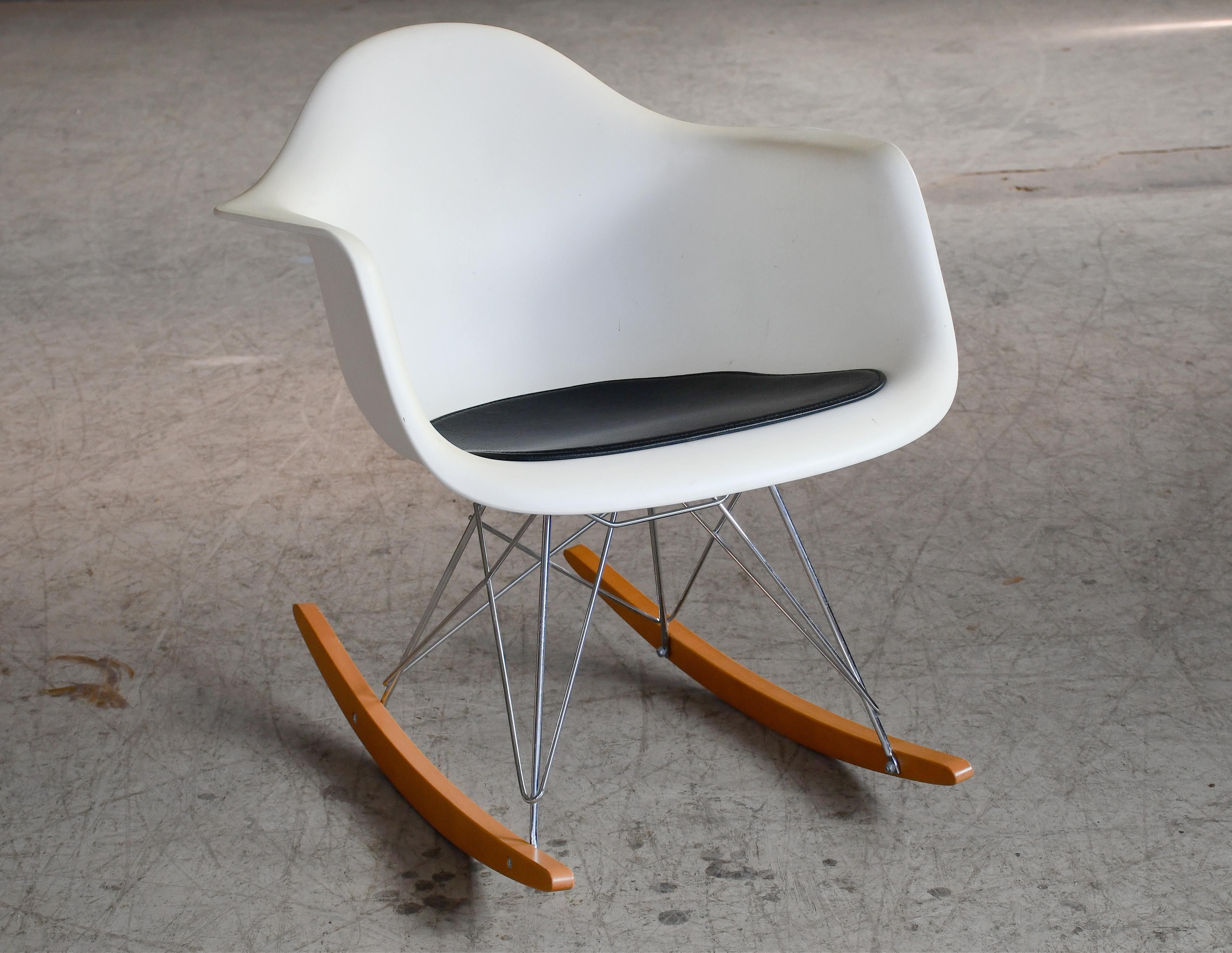 XXI secolo e contemporaneo Poltrona Eames modellata con base a dondolo in acero prodotta nel 2009 da Vitra in vendita
