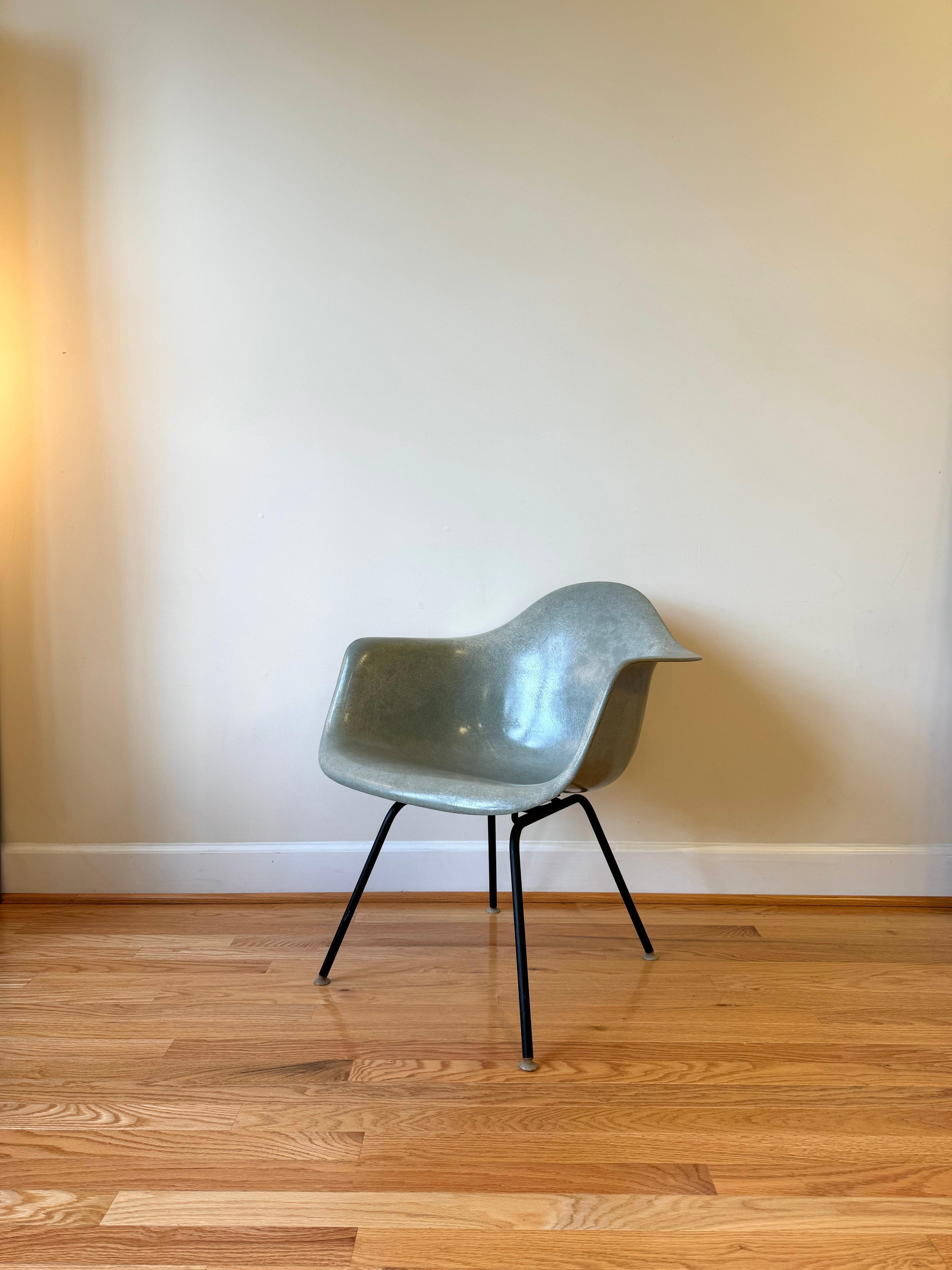 Eames Sessel aus geformtem Fiberglas für Herman Miller „Seafoam Green“ aus Fiberglas

Die Eames Shell Chairs gehören wohl zu den beliebtesten Entwürfen des 20. Jahrhunderts und sind auch fast 55 Jahre später noch ein begehrter Designklassiker.  Die