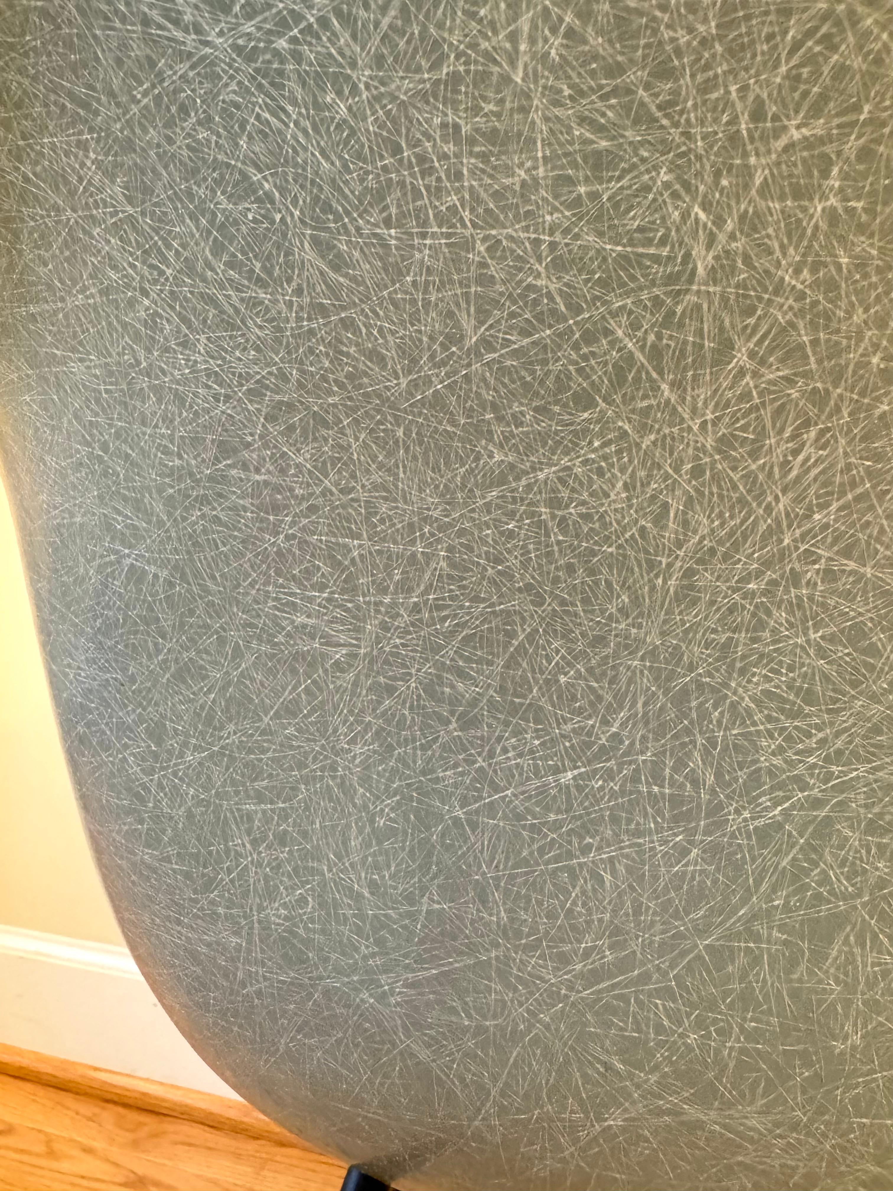 Eames Armlehnstuhl aus geformtem Fiberglas für Herman Miller (Seafoam Green) (Mitte des 20. Jahrhunderts) im Angebot