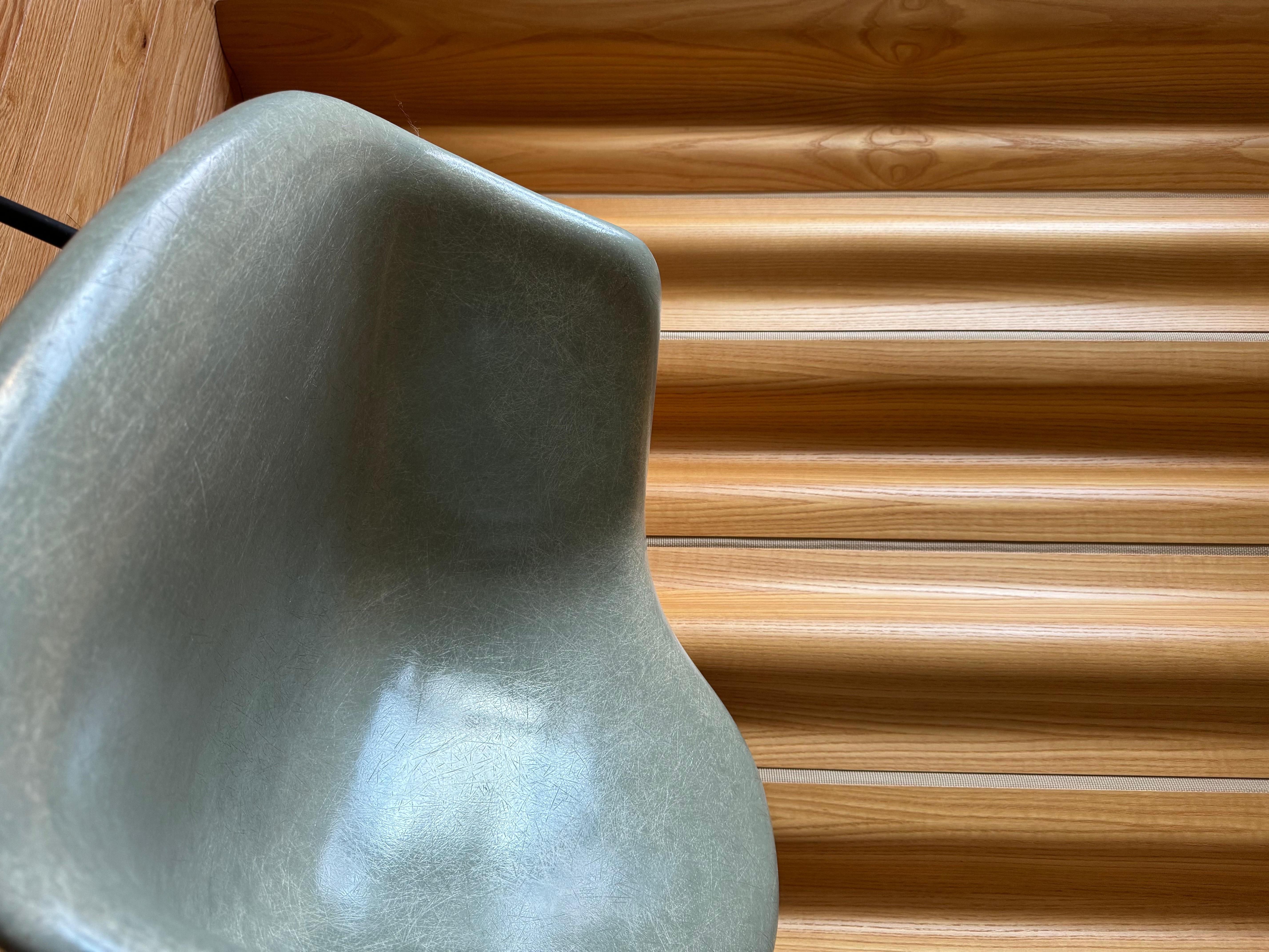 Eames Armlehnstuhl aus geformtem Fiberglas für Herman Miller (Seafoam Green) im Angebot 1