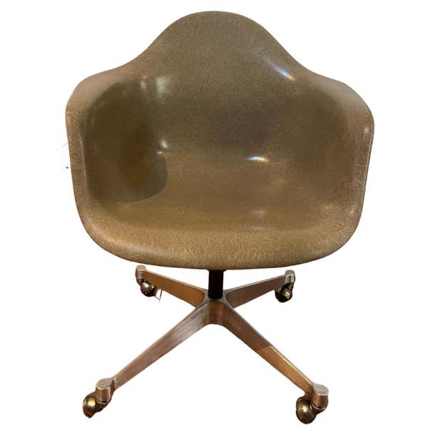 Eames Molded Fiberglass Task Armchair at 1stDibs | eames shell task chairs