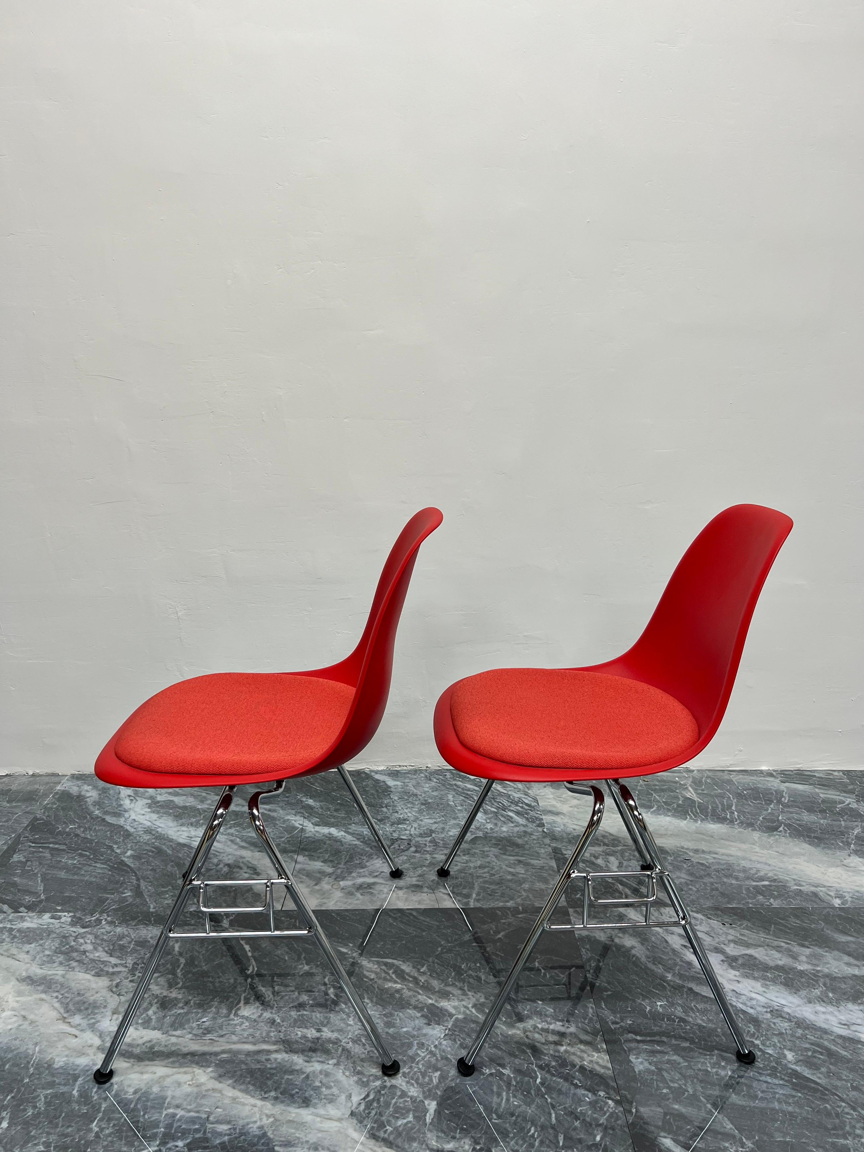 Eames Molded Plastic Chairs with Upholstered Seats for Herman Miller, a Pair In Good Condition In Miami, FL