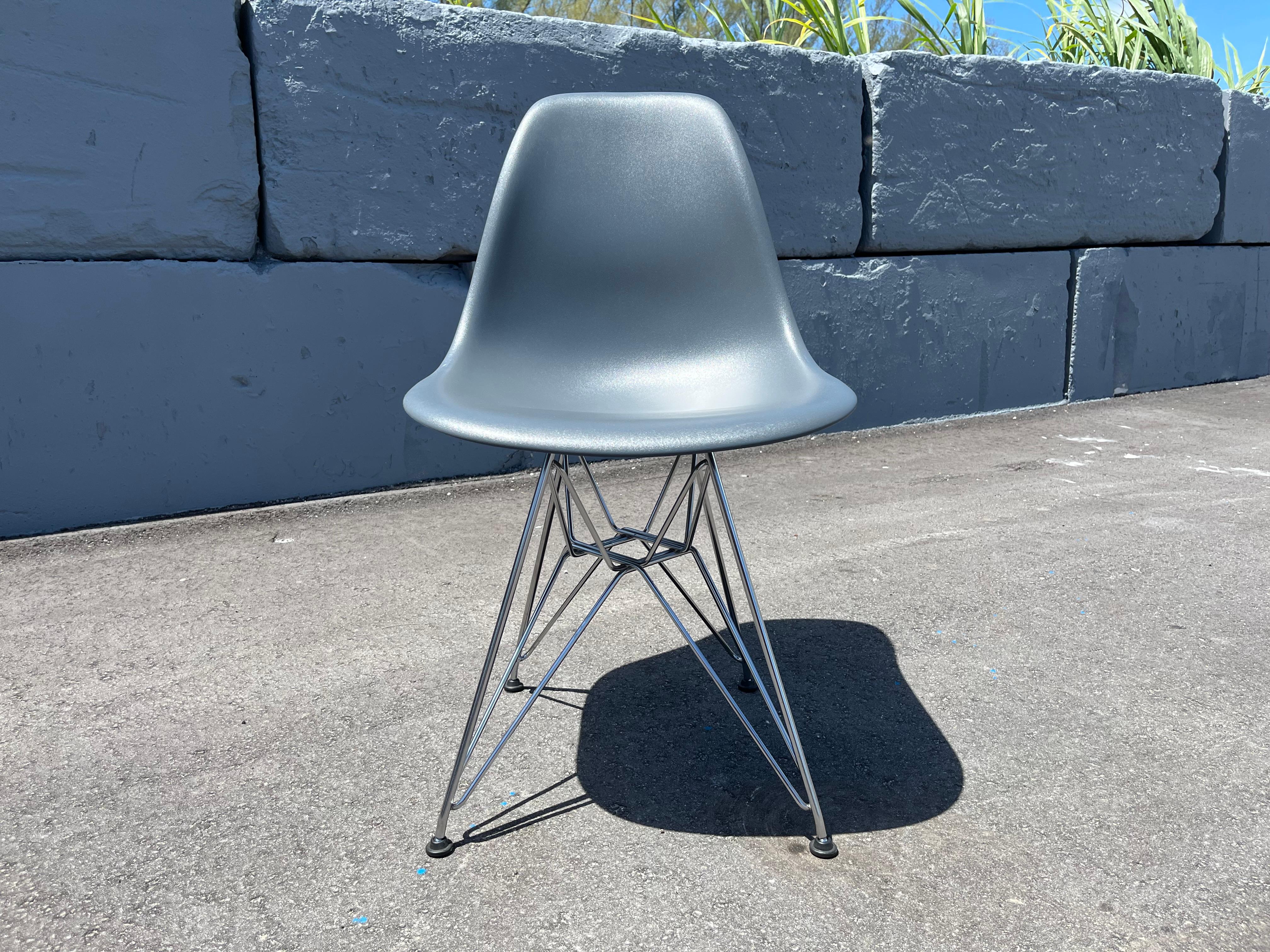 Grauer Eames Molded Plastic Side Chair, hergestellt von Herman Miller 2020. Der Preis gilt für einen Stuhl. Insgesamt 3 Stühle verfügbar. 