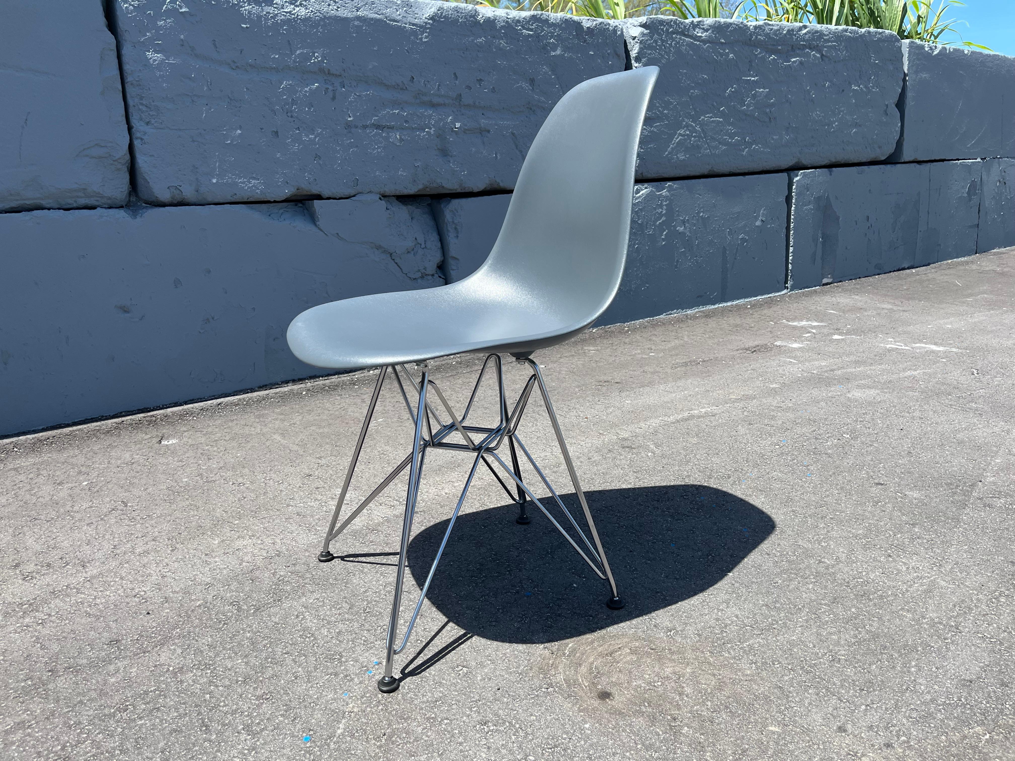 Eames Molded Plastic Side Chair Grau, Herman Miller Stühle (amerikanisch) im Angebot